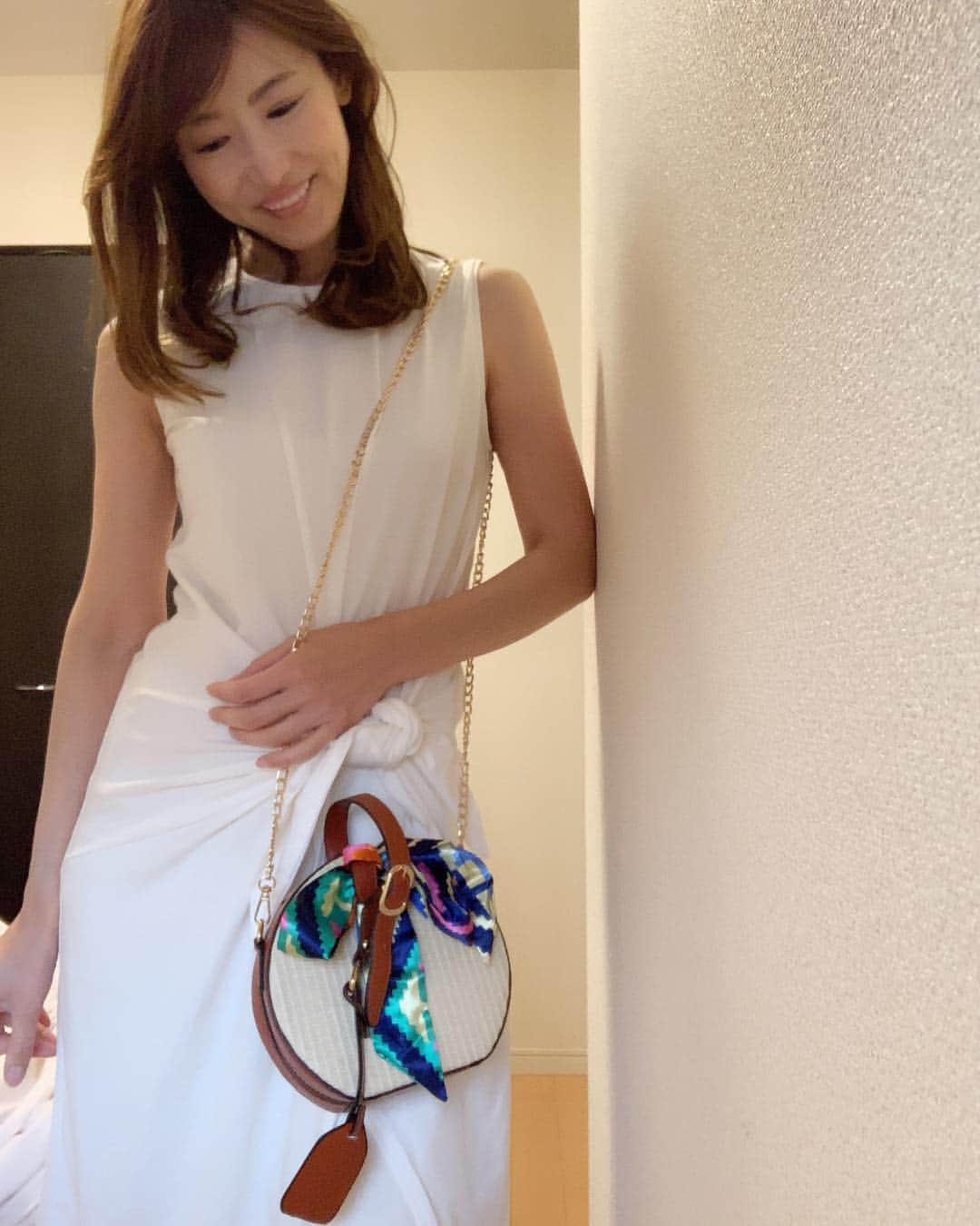 渋谷恭子さんのインスタグラム写真 - (渋谷恭子Instagram)「今、1番お気に入りのかごバッグは @b.luxus_official のもの💕 丸い形にスカーフ＆チェーンがツボ😍 手持ちが出来るようになってるのもいい〜👍✨ ・ ・ かごバッグは毎年買ってるけど 、いつも大きめだったから、今年は小さいのにしてみたよ〜😉 これからの季節、大活躍してくれそう❤️ ・ ・  #ルクス #luxus #かごバッグ #カゴバッグ #チェーンバッグ #バッグ #インスタグラマー #アラフォー #アラフィフ」4月5日 6時41分 - kyoko.86