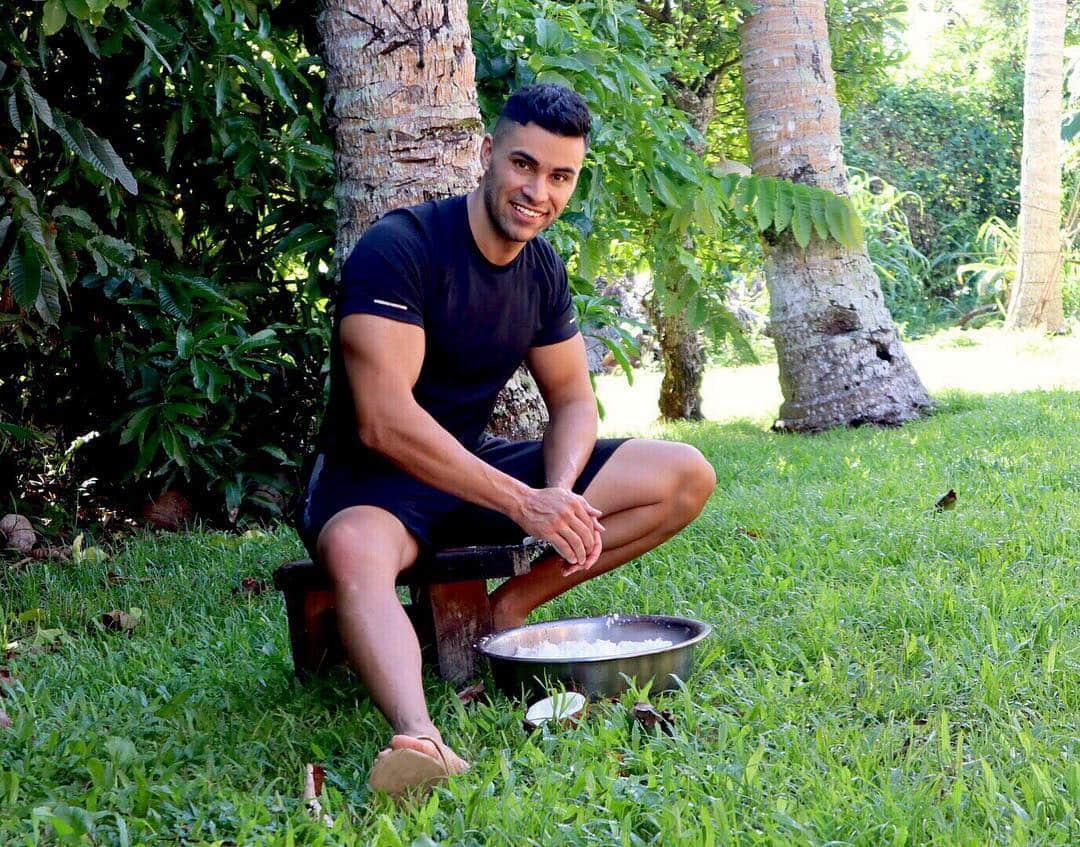 ピッタ・タウファトフアさんのインスタグラム写真 - (ピッタ・タウファトフアInstagram)「I’ve just started adding freshly scrapped coconut to my fruit salad... it’s a game changer! - #nature #food #naturalfood #polynesian #man #sooHungry #stopreadingmyhashtags」4月5日 6時56分 - pita_tofua