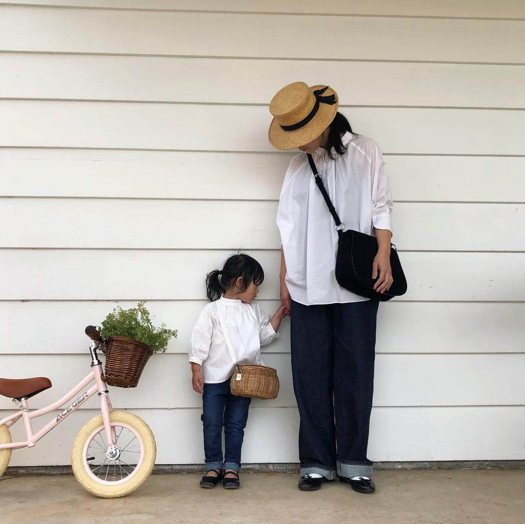 ayanoさんのインスタグラム写真 - (ayanoInstagram)「2019.4.4＊ . white × denim . リンクコーデでお散歩へ♩ マネっこしてかごバッグさげてるけど なんか駅弁売ってる人みたい😂 . バイクの練習も頑張ってたけどなかなか…」4月5日 6時57分 - bamvet