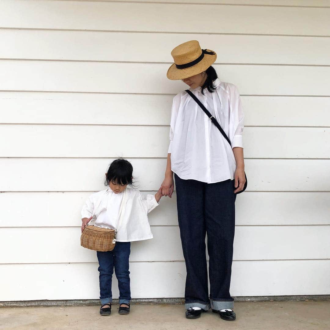 ayanoのインスタグラム：「2019.4.4＊ . white × denim . リンクコーデでお散歩へ♩ マネっこしてかごバッグさげてるけど なんか駅弁売ってる人みたい😂 . バイクの練習も頑張ってたけどなかなか…」