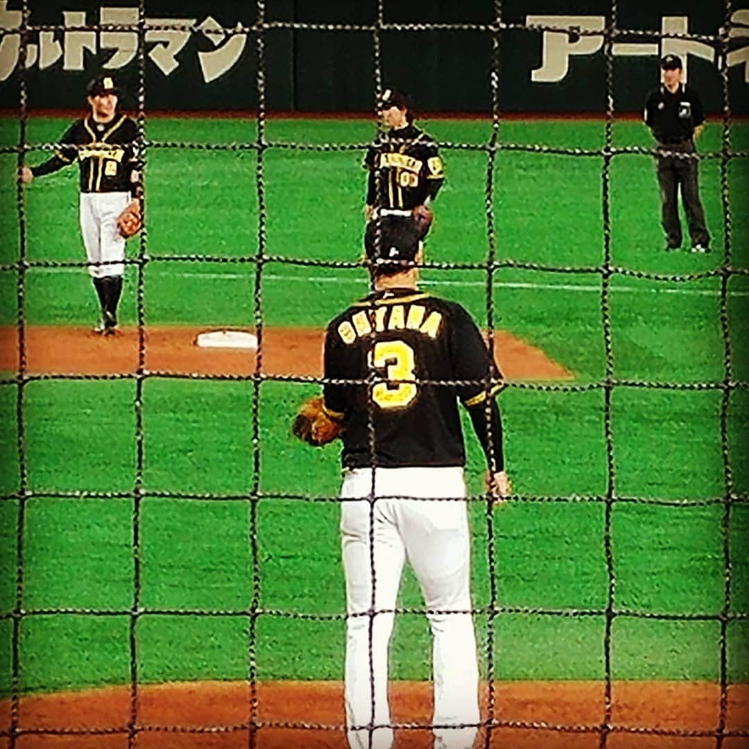 新井義幸さんのインスタグラム写真 - (新井義幸Instagram)「今季初参戦！！ めちゃくちゃいい席！！ 一塁側だったので、隠れキリシタンの如く応援。 我が愛するタイガースがノーガードで滅多打ちに合うのを見てて涙も枯れる。 はぁ。 今年はジャイアンツに勝てるのかしら？ それにしても岡本選手は阪神戦でよォ打つなぁ。」4月5日 6時58分 - araipatiino