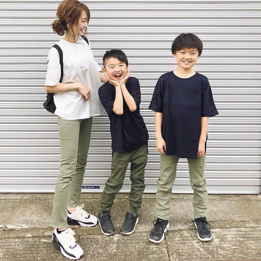 AIRIさんのインスタグラム写真 - (AIRIInstagram)「. 親子コーデ👩🏽👦🏽👦🏾💓 . 春休み中、毎日彼らと遊びまくってたら瀕死になりました😇 . 男の子は元気！💪なんて小さい頃も思ってたけど、もうそんなレベルでは済まされないですね😂 まさかこの年まで一緒に公園で遊んでるなんて想像してなかったなぁ🤔 . . 今年は二人とも挑戦の年だし、長男は最後の小学校生活だし、また慌ただしくなるんだろうな。 必死に着いていかなくては👵🏻 . お揃いのTシャツは @kids.select.official の物💕 (BIG Tシャツ produce by @mtmmaki さん) . 似たようなボトムなんだけど、彼ら脚がほっそいから隣でブヨブヨは悲しいので😂 私も中に @majicalsherry_lme 着ました🙈 . . . #キッセレ#キッズセレクト#育児#デニム#親子リンク#親子コーデ#おやこーで#リンクコーデ#ワンピース#スニーカー#男の子コーデ#キッズコーデ#コーデ#ママコーデ#ママ#ママファッション#親子#息子#プチプラ#プチプラコーデ#お揃い#カジュアル#カジュアルコーデ#キッズファッション#シンプルコーデ#カジュアルコーデ#コーデ#今日のコーデ#マジカルシェリー」4月5日 7時09分 - n.airi_taito