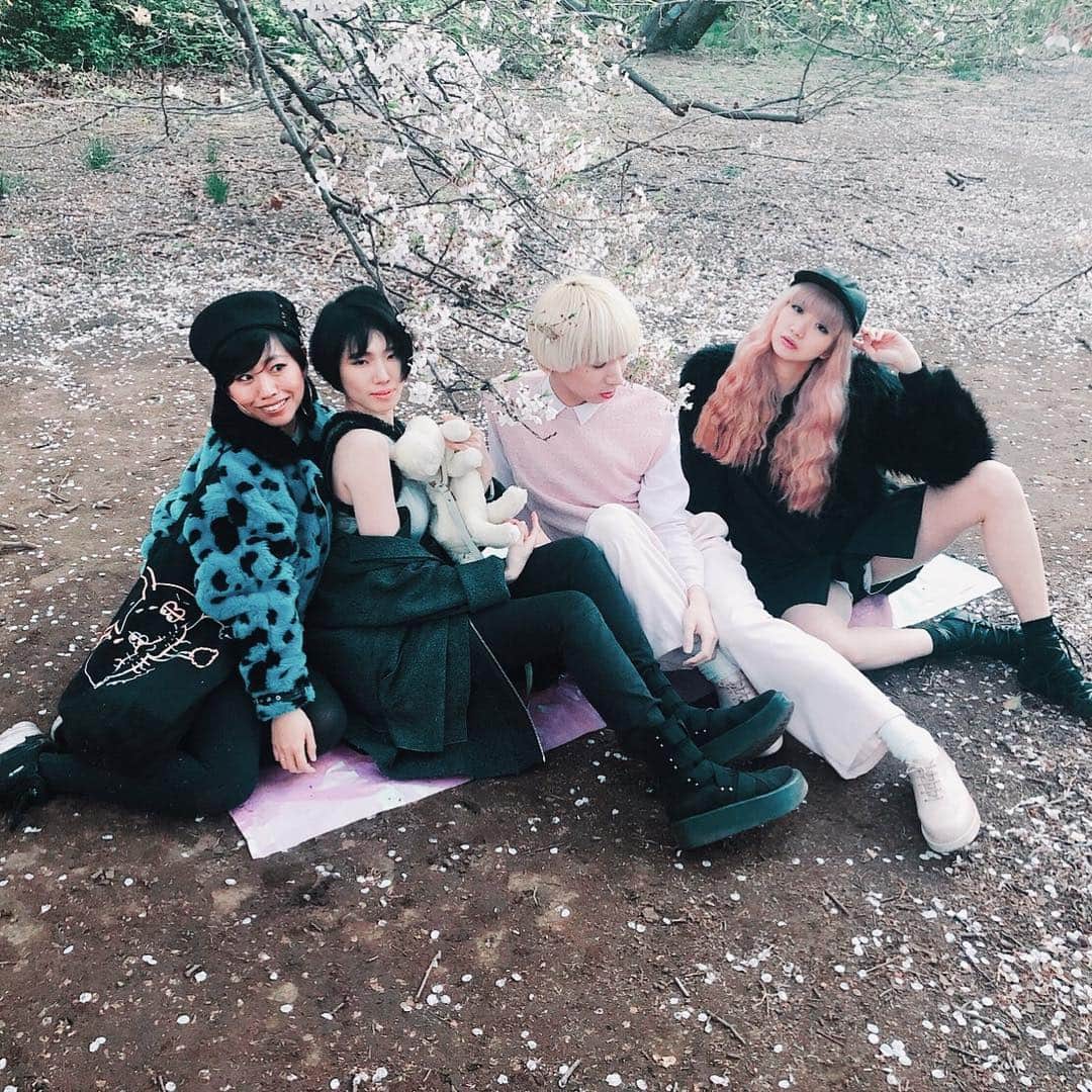 水野しずのインスタグラム：「お花見できた✌️🌸自分みたいな者と平然と会話ができ、しかも仲良くしてくれるとかいうの感謝しかないわ…」