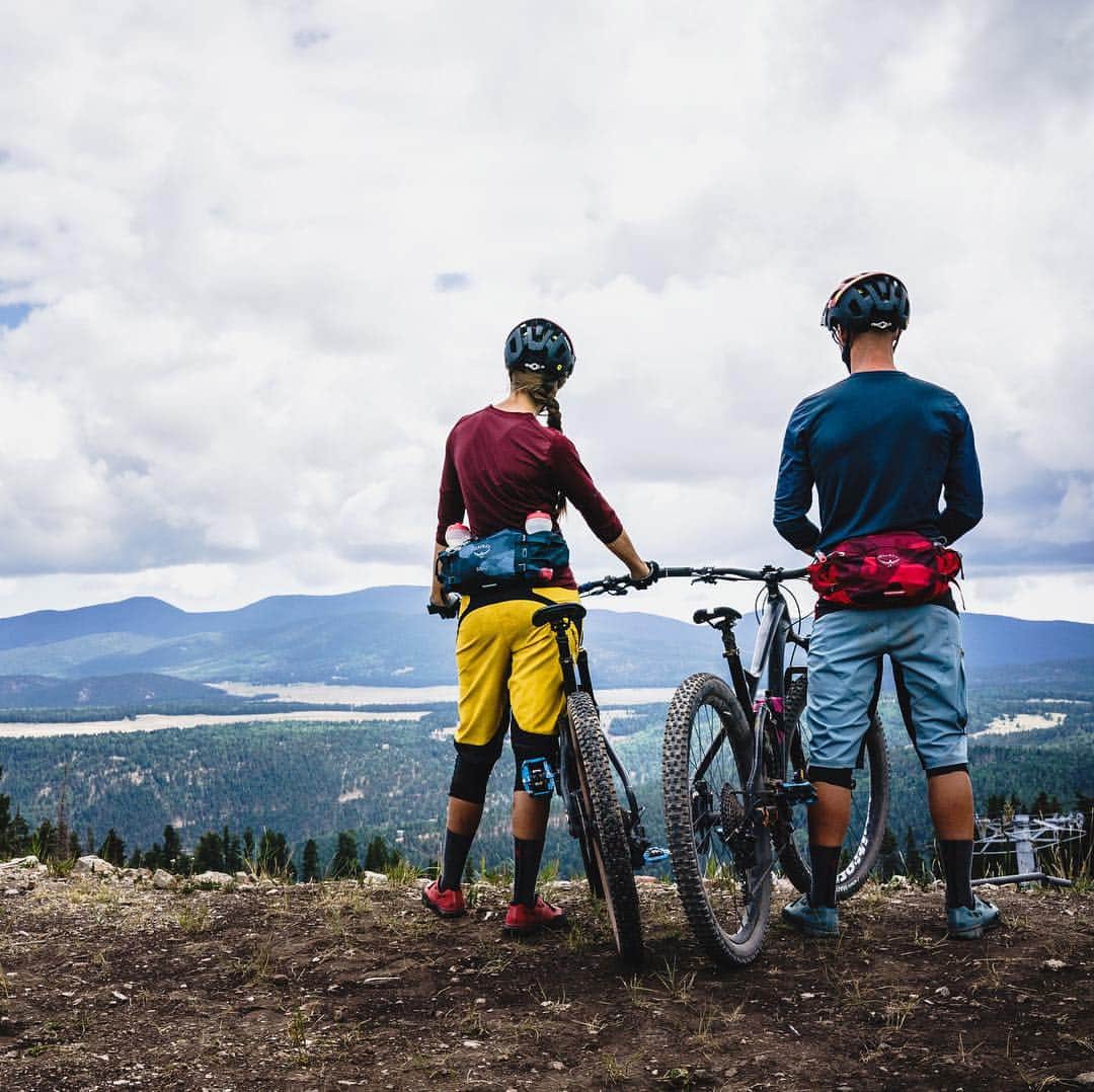 オスプレーさんのインスタグラム写真 - (オスプレーInstagram)「Go ahead, get sendy. Our collection of new mountain biking packs offers unparalleled stability and maximum comfort whether you're headed out for a hot lap or an all-day ride. Check them out via the link in our bio | 📷: @louisarevalo | Featured packs from the Seral and Savu Series #OspreyPacks」4月5日 7時02分 - ospreypacks