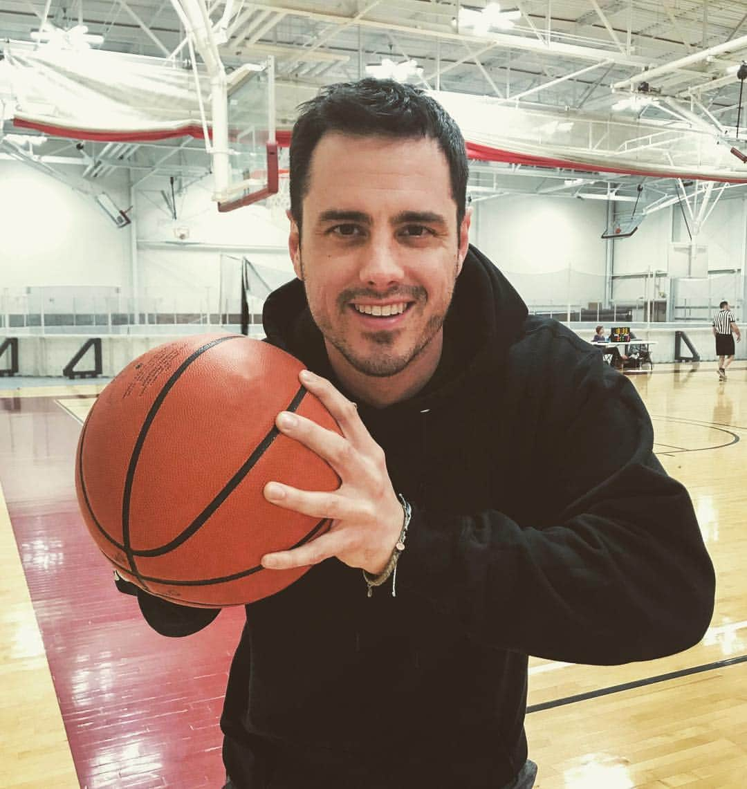 ベン・ヒギンズさんのインスタグラム写真 - (ベン・ヒギンズInstagram)「#CapitalOnePartner My golden years of basketball are behind me (dm me if you want to hear about them) I’m so happy to be heading to my first #FinalFour in Minneapolis with @CapitalOne! I’ll be sharing a first-hand look at all the excitement, including my time at #FanFest and Capital One #JamFest2019. Be sure to follow along with me for an inside look and a chance to have your seat upgraded. Who else is ready for some basketball?! 🏀」4月5日 7時05分 - higgins.ben