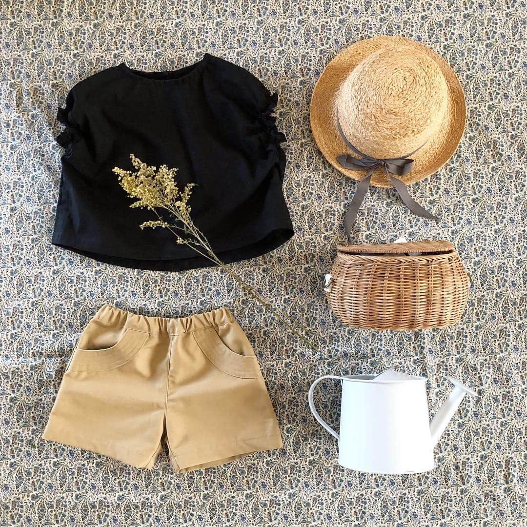 ayanoのインスタグラム：「SS19 for my sweetie② . handmade blouse & shorts . 昨日着てたcaramelのブラウス ブラックも欲しかったけど こちらもソールドアウトだったので 同じカタチで作りました😊 . elastic threadではじめてのシャーリング コツがいるけど慣れたらすごいラクチン✨ . パンツはデニムののとおそろい でもデニムがお気に入りで こちらにはあまり興味を示さず😭」