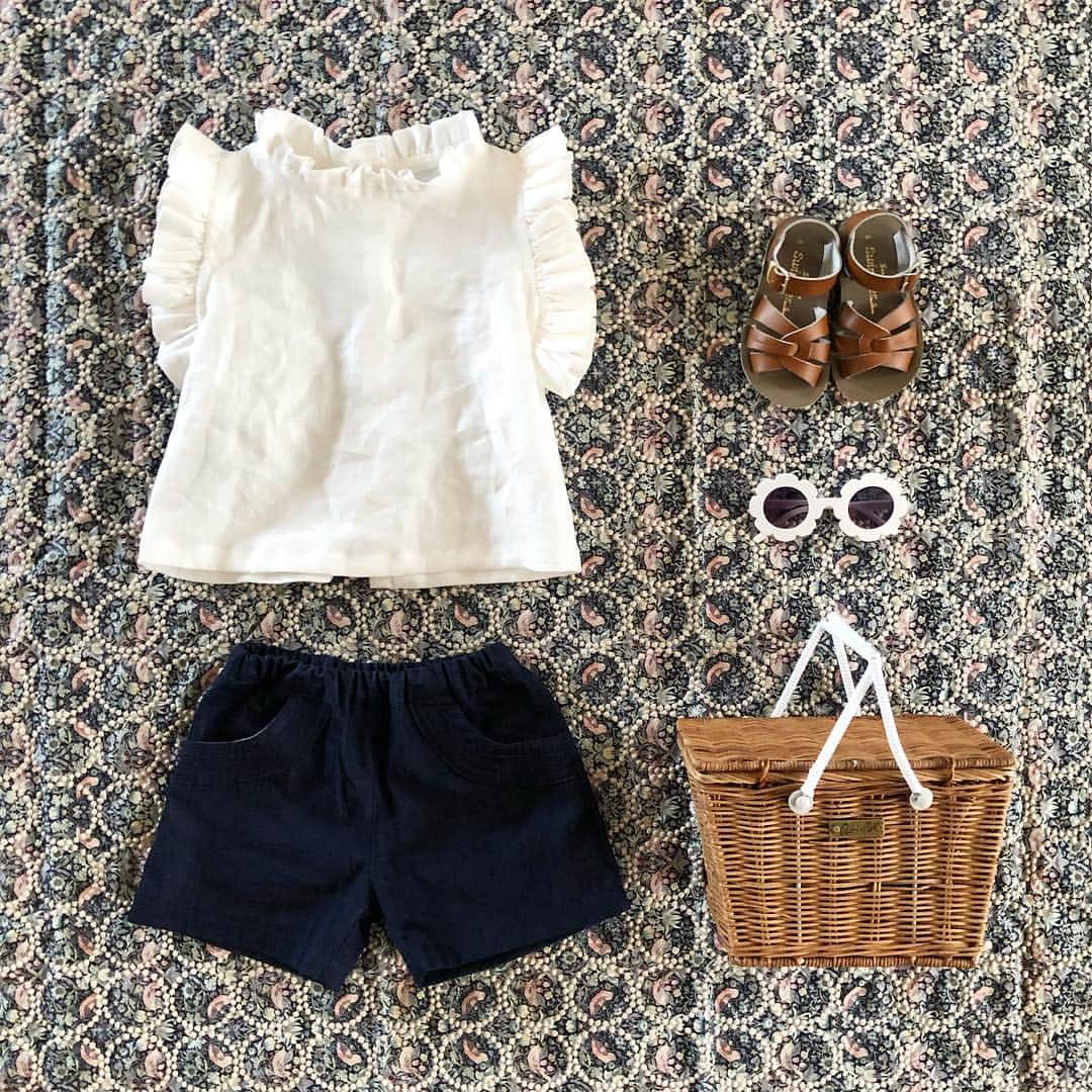ayanoのインスタグラム：「SS19 for my sweetie① . handmade blouse & shorts . Soor Ploomのブラウス みごとに購入に失敗し ピンクはサイズ残ってたけど やっぱりホワイトが欲しくて 迷ったすえ自分で作ることに🤗 . 生地は着やすいようにリネンで❤️ 本人もかなりお気に入りで 食いつきがすごい😂 . ブルマパンツは履いてくれないので デニムのショーパンを✨ これもお気に入りみたいで ポッケに手を突っ込んで ずっとポージングしてます😂」
