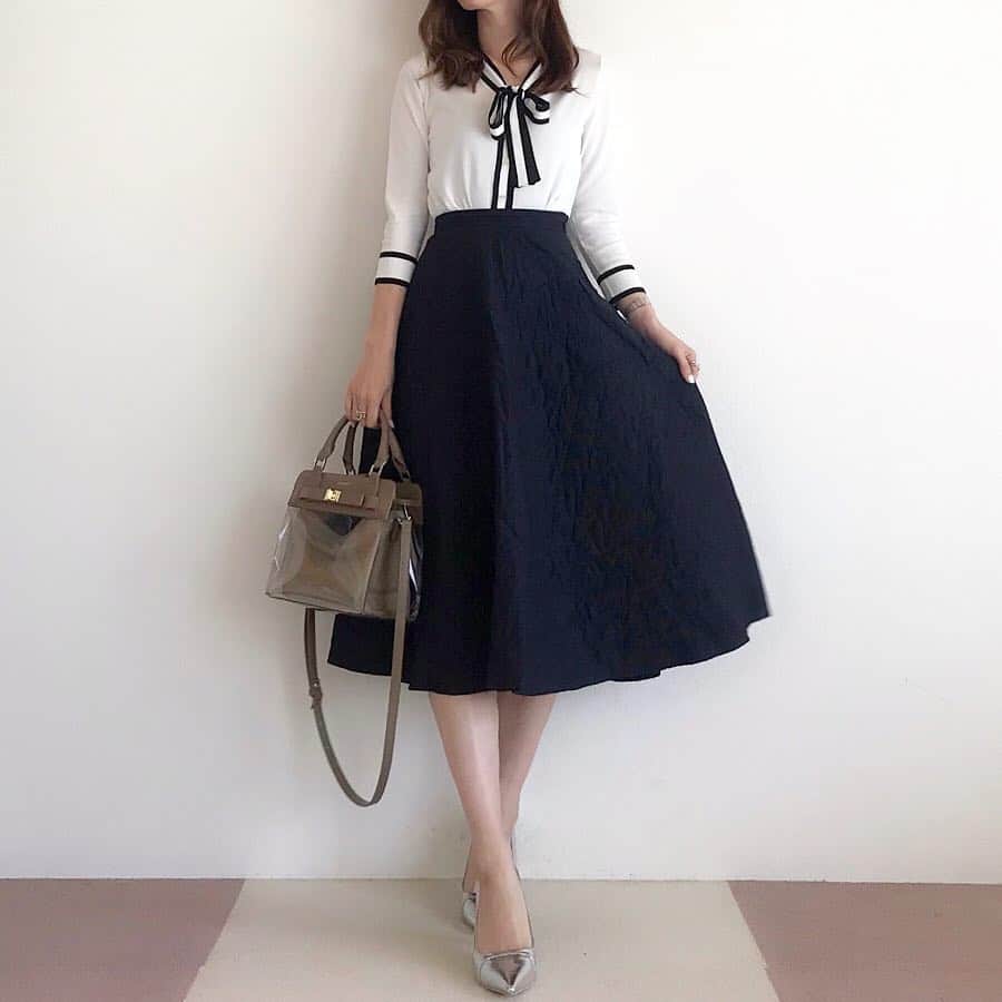 のインスタグラム：「#code . . トップスは @lialapg ❤︎ (webshop @joint_space ) ボウタイリボンが可愛い💕 薄手のカーディガンなので、 これからの時期にすごく使える😊 今なら新規会員1000ptだって～🌸 かわいい春服たくさんあったよ✨ . . . トップス…#lialapg lpg411-0411 ボトムス…#uniqlo バッグ…#shopstylejp (私のプロフに貼ってあるリンクからチェックできます) シューズ…#celford . . . ちなみにこの下には、もちろん #ヴィーナスカーブ はいてます♡ @venuscarve ウエスト周りもキュッとなるから、 手放せない！！✨ ストーリーにも載せてるのでチェックしてね！ . . . #ママコーデ #ママファッション #シンプルコーデ #プチプラコーデ #大人可愛い #大人カジュアル #今日のコーデ #着回しコーデ #アラサーコーデ #トレンドコーデ #大人女子コーデ #30代コーデ #きれいめコーデ #mamagirl #locari #ponte_fashion #mineby3mootd #partegram #sscollectivejp #sslooksjp #pr #liala_fashion #ユニジョ #ユニクロコーデ」