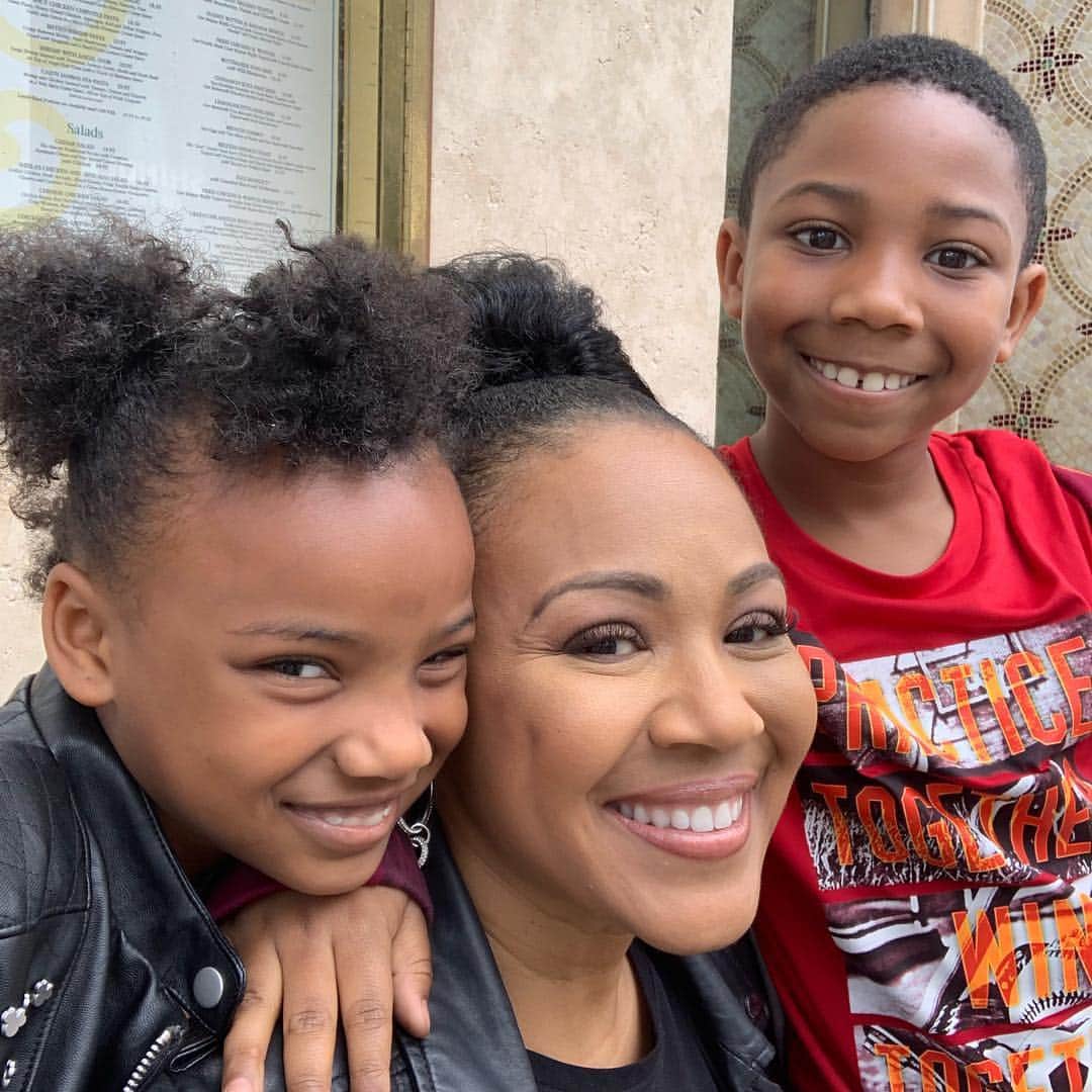 エリカ・キャンベルさんのインスタグラム写真 - (エリカ・キャンベルInstagram)「First pick up of the day🤗❤️ got the Lil kids from school❤️」4月5日 7時12分 - imericacampbell