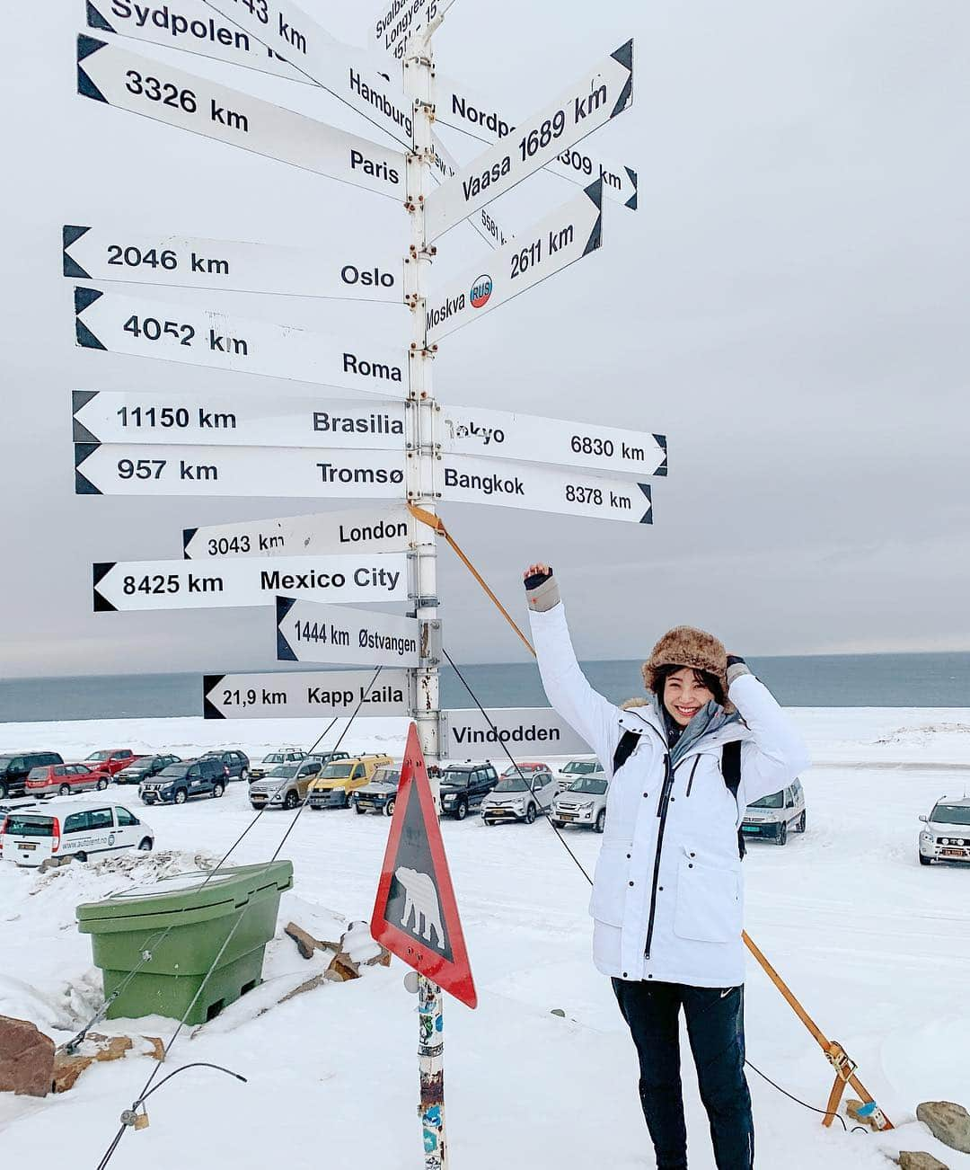 izu（出岡美咲）さんのインスタグラム写真 - (izu（出岡美咲）Instagram)「ただいまーー！！！🥺 東京から 6830km。1年ぶりのロングイエールビーン。 まさか、また来れるなんて本当に嬉しい！ 空港に着いた瞬間 去年北極マラソンを終えて帰る日の朝の達成感と もうこの街に暫く来れないんだって言う哀しさと 目一杯の記憶が鮮明に蘇って来た。 今年も北極マラソンに向けて、世界最北端の街に 本日入りました。  今年の北極は フルマラソン！ 今日から数日間は、まずは身体作りと 気温マイナスの世界に身体を慣らすことに しっかり取り組みたいと思います✨  #出岡FWD北極マラソンへの道 #fwd北極マラソンチャレンジ2019  #北極マラソン #マラソン #フルマラソン #ランニング女子 #FWD富士生命 #fwdteamasia #人生を楽しもう」4月5日 7時13分 - izu_stagram