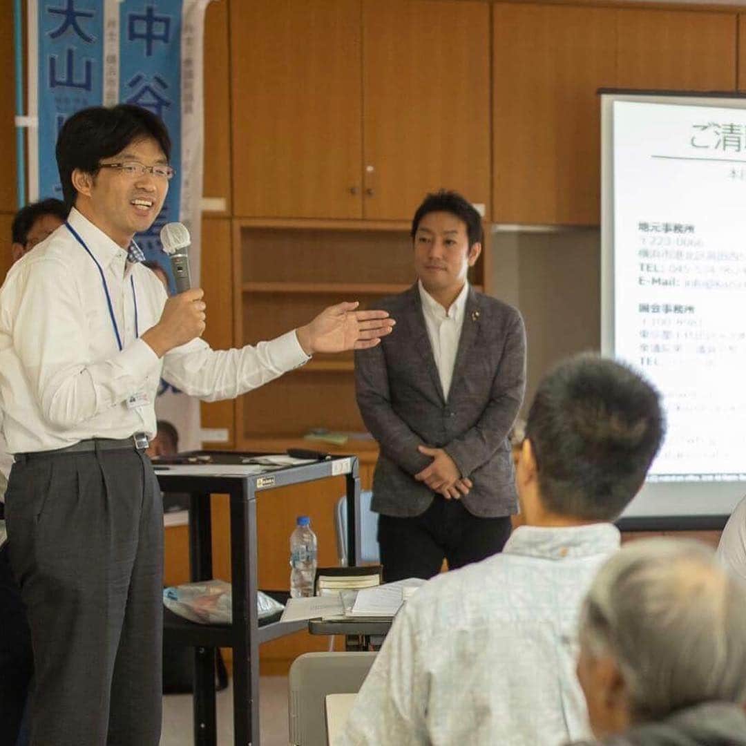 中谷一馬のインスタグラム：「【私の仲間たちを紹介します。Vol,⑤】 “大山しょうじ”横浜市会議員候補(港北区) 大山さん。私にとっては候補者活動の原点のような人物。 新人の頃、地域をまわっているとどこに行っても、 「君は大山くんを見習ったら良い。」 「大山さんは本当に素晴らしい人よ。」 「○○を大山さんに要望したらすぐ解決してくれた。」 こんなお声をかけて頂いた。 私自身もこの大山さんの評判を聞いて、この人の真似をすれば地域の皆様から信頼して頂ける存在になれるかもしれないと考え、とにかく彼の動きを学び、勉強をさせて頂いたロールモデルのような存在だ。  大山さんは、天性の人当たりの良さと優しいルックスに加え、頭脳明晰で的確に物事を判断し、結論までの行動を着実に進める実力者。私も非常に頼りにしている。  そして私が衆議院議員になるきっかけを作ってくれたのも大山さんだった。 前々回の衆議院選挙時、神奈川7区では民主党の衆議院議員候補となる総支部長が空白になった。地元では「どうしようか」ということになった。 このような場合、本来は、先輩議員が衆議院議員候補になるべきだという声が上がる。 当時、横浜市港北区選出の市会議員を３期務め、地元の誰もが一目置く先輩が大山さんだった。私も、大山さんが候補になるものと思っていた。 そんなある時、大山さんに呼ばれた。 「中谷さん、ちょっと話せますか？」 私はすかさず 「もちろんです。」 と応答し、２人でお茶を飲みに行った。 そして大山さんはこう切り出した。 「総支部長が不在になっちゃったから、次の総支部長をどうしようかと考えているんだ」 「私も同じことを考えていました。」 と呼応すると、大山さんから思いもよらない言葉が飛び出しました。 「俺は、中谷さんがいいと思っているんだ」 正直、驚きました。なので僕はこう切り返しました。 「いやいや僕じゃなくて、大山先生こそ総支部長になるべきじゃないですか」 すると、大山さんは、 「その気は全くない」 と、はっきりした口調で言った。 しかし、地元から候補を出せなければ、民主党の本部から落下傘のように候補者が降りてくる。 それでは、地元の仲間たちも本気で応援できない。 大山さんもそれを気にしていた。 そして大山さんから、 「中谷さんが１００点の候補者だとは思わないけど、人の話は素直によく聞くし、よく頑張っている。もし、おまえが決断するんだったら俺は応援したいと思っている。」 と言って頂き、最終的にその言葉通り候補者まで推し上げて頂いた。 その時の衆議院選挙、私は力不足で敗北をした。 事務総長として選挙戦を支えてくれた大山正治さんは、 「勝たせてやれなくてごめんな。」 と涙を流しながらその場に立ち竦んだ。 先輩に涙まで流させてしまったことが、何より悔しく本当に情けない想いだったが、あの涙が今でも忘れられない。  また前回の衆議院議員選挙の際、彼は私に対してできる限りの義理を果たし、筋を通してくれた。 私自身は民主党・民進党が良い時期も悪い時期もこの政党でやってきた。  衆院選の際にも民進党にとって決して良い風が吹いているわけではなかったが、腰を据えて活動してきた政党だからこそ、仲間たちと共に議席勝ち取ろうと努力を積み重ねていた。  その矢先に、当時の前原代表が希望の党との選挙協力を進め、私の選挙区では私の公認を外して、新人の落下傘候補を擁立しようという動きが顕著となった。  希望の党に勢いがあり、勝ち馬に乗ろうとする政治家が多く散見された中で、大山さんは総支部の仲間たちとの血判状を持ち、彼だけが民進党本部に乗り込んで前原代表等に対して、 「神奈川7区は、中谷一馬で戦わせて下さい。」 と直談判をしてくれた。 私はその侠気に心から感謝をしている。  そして衆議院議員選挙が終わり、私がいの一番に立憲民主党へ来て欲しいとお願いをしに行ったのも大山さんだった。 三顧の礼を尽くすつもりで、何度も会って話し合った。私にとって彼の存在は大きく、大山さんと同じ政党一緒に活動したいと心底願ったからだ。 大山さんにとって、支援者や仲間達との関係を考えれば、立憲民主党に参加をするというのは大きな決断だったと思う。 ただ最後は、 「中谷さんがそこまで言うなら一緒にやろう。」 と全てをのみこんで呼応してくれた。 心から感謝している。 私は大山さんとは今後もずっと政治行動を共にしていきたいと考えているとても頼りにしている先輩であります。 「動けば変わる。」 この実感を皆様に伝えるべく、日夜皆様の声を聞き、その声を政界に届け続ける大山しょうじさんへのご支援を何卒よろしくお願い申し上げます。  この度の統一地方選挙において、私が代表を務める神奈川7区(港北区・都筑区)選挙区では全部で7人の仲間が人生をかけて選挙選を戦っております。 明日以降も仲間たちの紹介を書いて参りますので、中谷一馬のことをご支援頂いている皆様におかれましては、是非仲間たちへのご支援をよろしくお願い申し上げます。  Vol,⑤ ◆" 大山 正治 "横浜市会議員候補(港北区) https://www.ooyama.net/ "次回以降"  Vol,⑥ ◆" 菅原 暉人"神奈川県議会議員候補(港北区) https://akihitosugahara.c」