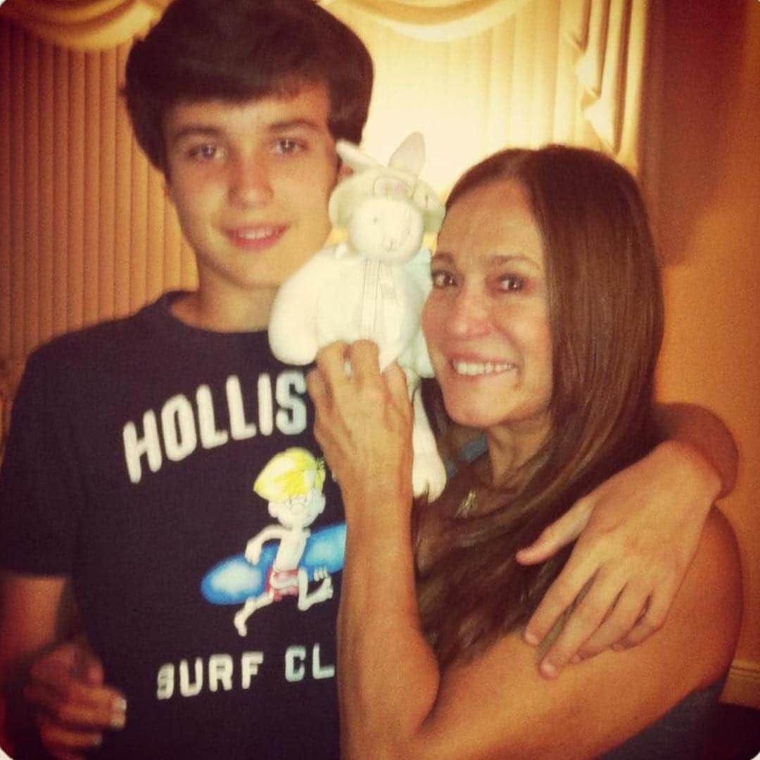 Susana Vieiraさんのインスタグラム写真 - (Susana VieiraInstagram)「Lembrança amorosa da Páscoa de 2012... Eu e meu neto Bruninho! ❤️🐰 #tbt」4月5日 7時16分 - susanavieiraoficial