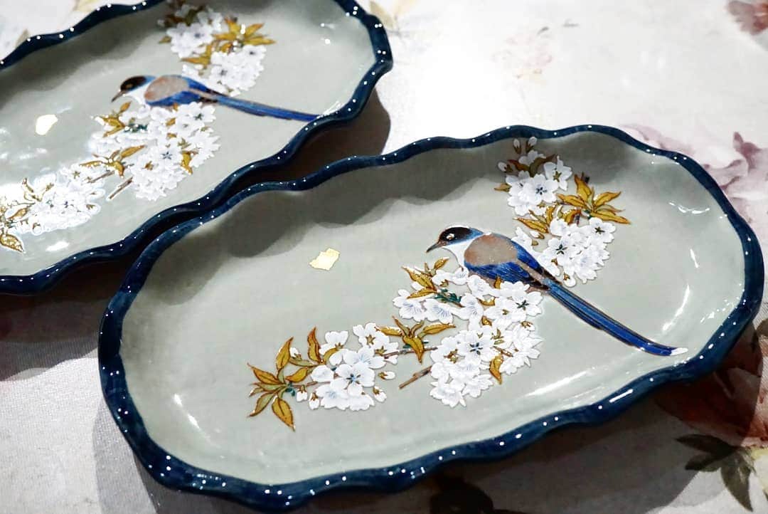 石関友梨のインスタグラム：「金沢の伝統工芸品「九谷焼」のお皿！磯春松の卵焼きをのっけ、魔法がかかる！お皿1枚で料理のレベルが更に上がるね(^ ^) #石川 #金沢の土産 #金箔 #伝統工芸品 #九谷焼 #食器コレクション #桜 #お花見スポット #磯春松 #前橋グルメ #前橋和食 #割烹料理 #玉子焼き」