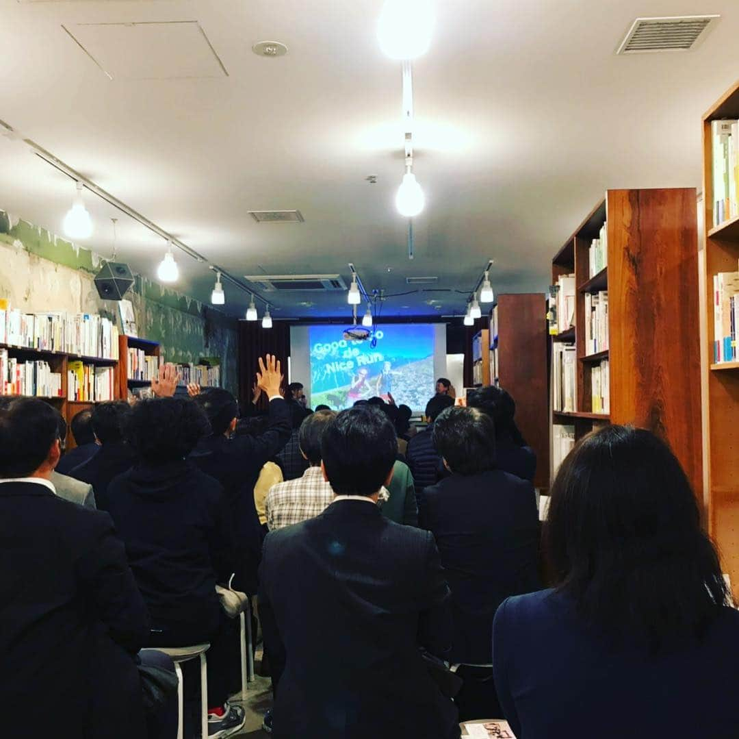 福島和可菜さんのインスタグラム写真 - (福島和可菜Instagram)「昨日は、下北沢📒本屋B＆B📒さんでのトークイベント🎤㊗️福島舞✖️福島和可菜❤️ 編集者・トレイルランナーとして活躍している 舞ちゃんが編集した、注目の書籍… ✨Good to Go✨リカバリーの本です 🏃 その出版記念も併せて、姉妹でのマラソン練習法やリカバリーについて、2時間たっぷりとお話させていただきました😆走る方はもちろん、走らない方も…（笑）たくさんの皆様にお越しいただき、ありがとうございました💐 ✨Good to Go✨は、アメリカではベストセラーになっていて、日本でも発売してまだ少ししか経っていませんが、今かなり売れている様です🎉内容は…まさに舞ちゃんの本🤣（笑） ランナーとしても編集者としても、才能を発揮 😊今は違う職業ですが、また姉妹で活動する事もあるかと思いますので、よろしくお願い致します😍まだお知らせは出来ないのですが、姉妹でゲストランナーとしてお邪魔する大会も決定しております✋ ランナーの皆様はもちろん、スポーツをされる方はぜひ、✨Good to Go ✨を🌈 きっと、さらにスポーツが楽しくなるはず❤  #本屋 #book #beer #乾杯 #福島姉妹 #サブスリー #舞ちゃん #トレイルランナー #本 #リカバリー #GoodtoGo #青土社 #激売れ #書籍 #目からウロコ #自分に合ったスタイル #何事も楽しむ気持ちを忘れない #enjoy #love #running #trail #marathon #run #runner #good #to #go #感謝 #ありがとう #ホタルイカ」4月5日 12時49分 - fukushimawakana