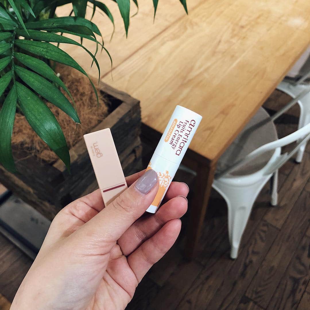 のインスタグラム：「最近の持ち歩きリップ💕 . アムリターラのリップクリームと gem.のレッドブラウン🤔 . ほたてさんのリップ両方とも色も塗り心地も良くてすばらしい🥰 . . . . . #lip#favorite#amritara#lipstick#lipcream#gem#lpdgem#リップ#リップスティック#リップクリーム#オーガニックコスメ#アムリターラ#ラポドゥジェム#ジェムコスメ」