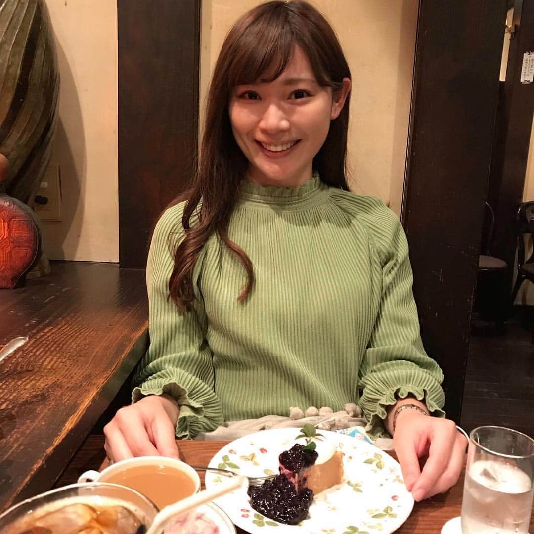 山本愛子さんのインスタグラム写真 - (山本愛子Instagram)「先日は、渋谷でハンバーグからの喫茶店2軒ハシゴ♡  一軒目は、「名曲喫茶ライオン」✨ 店内は撮影禁止、おしゃべりも小声で✨  クラシックの名曲を楽しめるお店(◍′◡‵◍) 大きなスピーカーに向かってみんな同じ向きで座るのも面白い☆ おしゃべりができないので、一人で静かに音楽を堪能したいときにまた立ち寄りたい♪  2軒めは「茶亭 羽當」 かぼちゃプリンと迷ったけど、レアチーズケーキにしました✨  プルプルで、薄めのクッキー生地もおいしかった！ 甘さひかえめなので、甘めのブルーベリーたっぷりのソースと絡めるとちょうどいい〜💕 落ち着いた木の雰囲気が素敵でした☆  関西から先月東京に引っ越してきた大好きな友達と、たっぷり話ができて満足な一日(ㅅ-▽•)♡ #喫茶店 #東京」4月5日 12時45分 - aikoyade1219