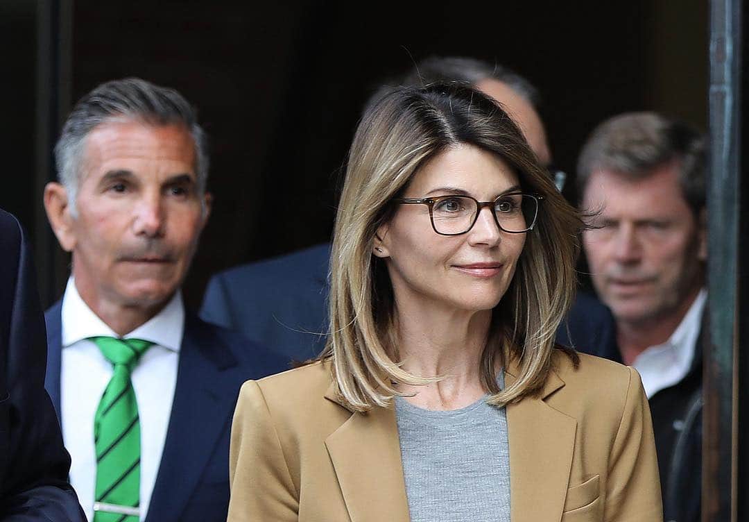 E! Onlineさんのインスタグラム写真 - (E! OnlineInstagram)「Lori Loughlin is dealing with the college admissions scandal the only way she knows how: "The actress side of Lori came out." Link in bio for her behavior at the court that raised some eyebrows. (📷: Getty Images)」4月5日 7時23分 - enews
