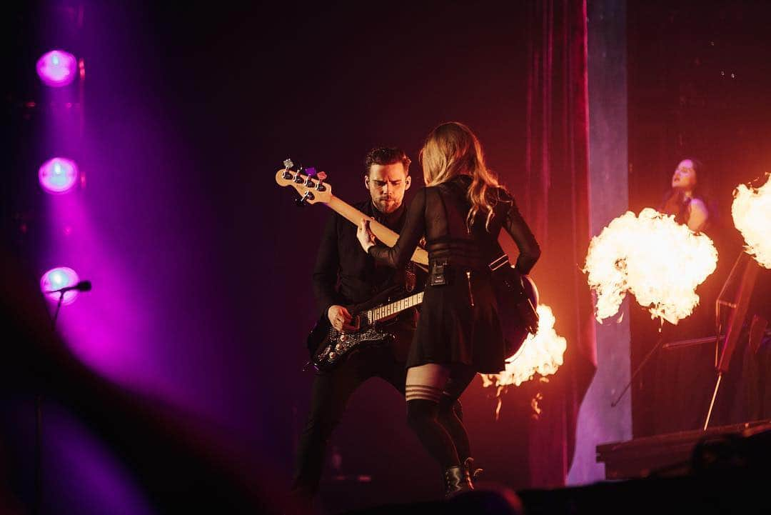 Panic! At The Discoさんのインスタグラム写真 - (Panic! At The DiscoInstagram)「Thank you Hamburg. #prayforthewickedtour 📸- @jakechams」4月5日 7時28分 - panicatthedisco