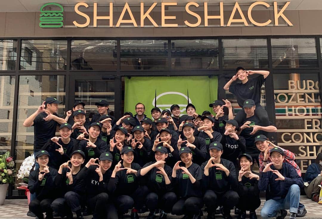 SHAKE SHACKさんのインスタグラム写真 - (SHAKE SHACKInstagram)「There’s so matcha to be excited about... Our first Shack in Kyoto + our 13th in Japan opened this week! 🇯🇵 Find us in the Shijo-Karasuma neighborhood near the famed Nishiki Market. In addition to the classics we serve worldwide, our new Shack will be spinnin’ a couple of sweet exclusives: the Uji Matcha Shake + matcha chocolate Kyoto Cookie Crete! 😋 #shakeshack #shakeshackjpn」4月5日 7時28分 - shakeshack