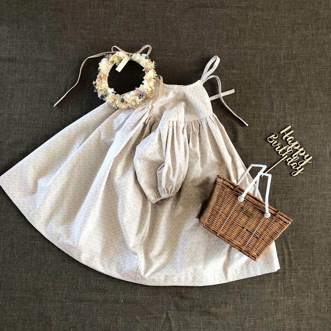 ayanoのインスタグラム：「SS19 for my sweetie③ . handmade dress . こちらは誕生日ようにと思って作ったワンピース . でもなぜかココロに響かないらしく 試着すらしてくれず😭 . え…わたしとレミンちゃんと 3世代でおそろいなんですけど？ . 毎日本人セレクトで 納得しないと着てくれないので 誕生日はほかのになりそうな予感😂 それはそれで… . 花かんむりは @le__petit__bonheur さんで オーダーさせていただいたもの❤️ ほんとにかわいくてうっとりだけど 娘のものの扱いが乱暴なので 壊されないかとドキドキ… とりあえず誕生日までは隠してます😅 . ほかにもいろいろ作ったので おいおいpostさせてくださいね〜🤗」