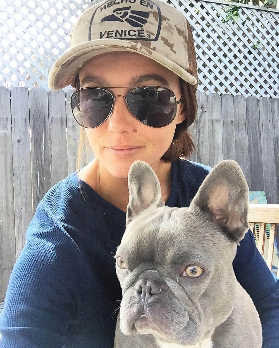 シャーニ・ヴィンソンのインスタグラム：「Trying to cure my @jaggerpoo #withdrawals by #puppysitting this exquisite #canine 🐕 #frenchbulldog #frenchie #doglover #dogsitting #venice #dogsofinstagram」