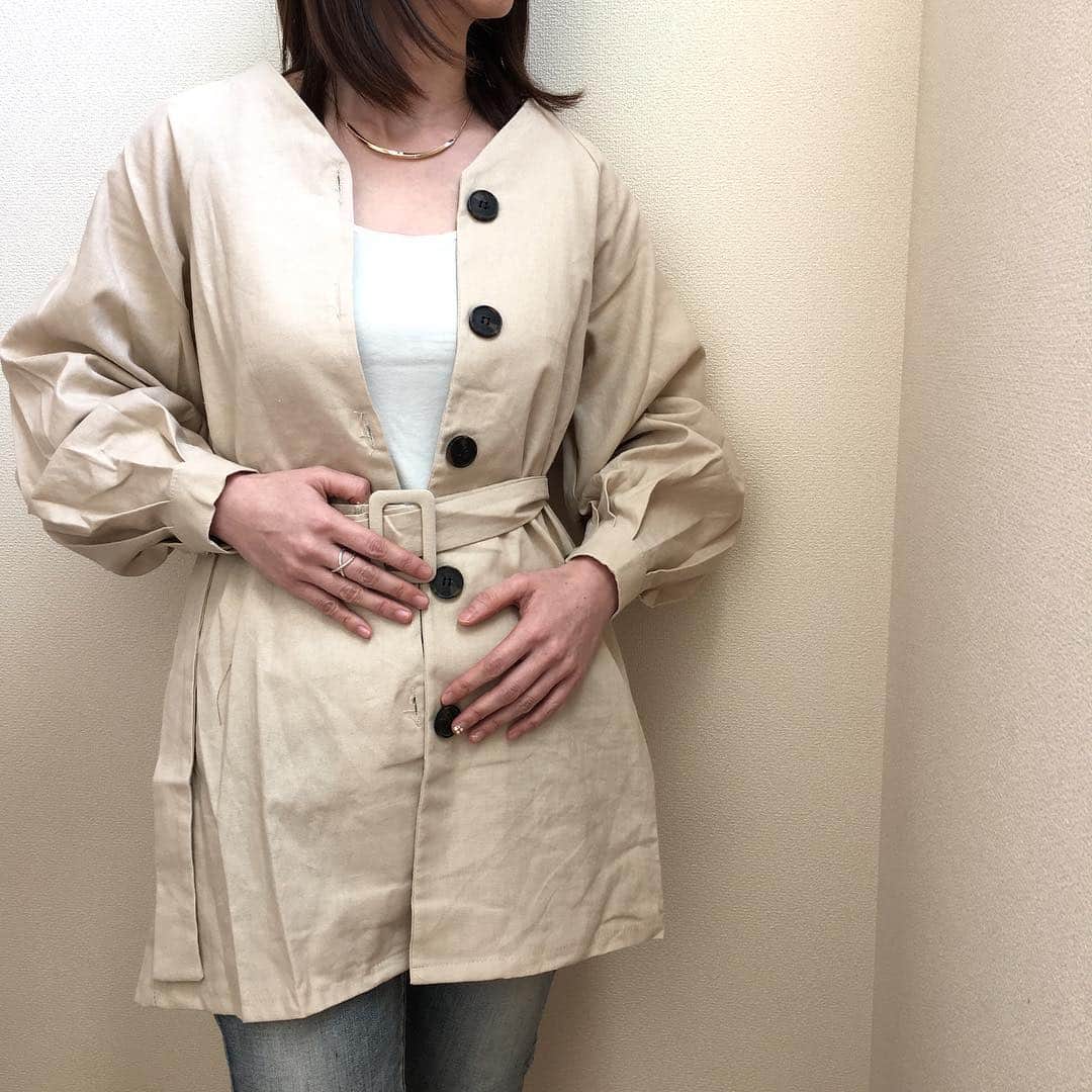 子供服のbig foRE:stさんのインスタグラム写真 - (子供服のbig foRE:stInstagram)「. レディース　ノーカラーロング丈ジャケッ . おはようございます☀あーちゃんです♪ 最近、物欲がはんぱないです😂 ライトアウターやトップスが欲しくてたまらない😂 . そんな今回はレディースITEMからご紹介♪ ベルトがアクセントになり、さりげなくぽわん袖がかわいい♪ いつものコーデにプラス+✨ お尻が隠れる丈感も◎ 今日みたいな朝晩寒くてお昼は暖かい季節の変わり目に一枚あると重宝します♡ . . . . #子供服#韓国子供服 #キッズコーデ #おしゃれキッズ #インスタキッズ#息子コーデ#kids #outfit#kidsgram#男の子ママ#女の子ママ#ニット#とアウター #プチプラコーデ #キッズファッショ#kidscode #olpemi #outfit #海外子供服  #おしゃれさんと繋がりたい #kidsjapan #女の子コーデ  #男の子コーデ#男の子ママ#インポート#ママリ #コドモノ #お洒落さんとつながりたい#ママハグ#ninas#ノーカラーアウター」4月5日 7時33分 - olpemi_