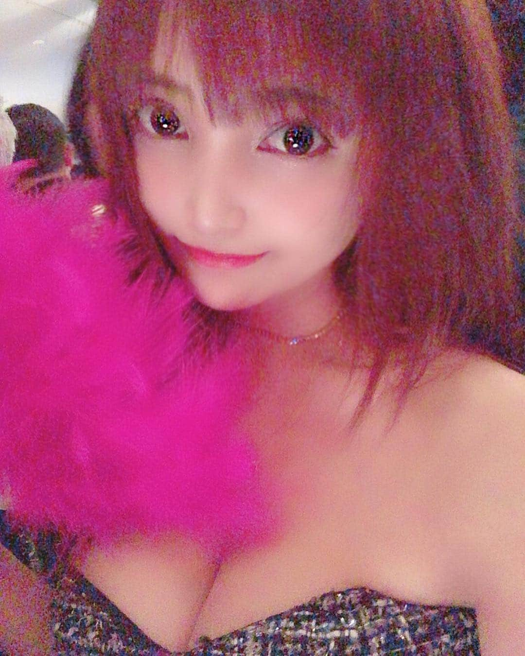 宇佐美あいりさんのインスタグラム写真 - (宇佐美あいりInstagram)「#おはよう さぎ🐰💓続きアップ♬これはセンスもらったので全員踊ってるので恥ずかしいけど家族でジュリアナ？w初めて適当に踊ってみたら妹に上手いって言われた😂w有名なDJの方がこの日のために来日されたり、バイオリン🎻演奏も素晴らしかったです🤗w#1967#6thAnniversary#松村厚久#BirthdayParty#平成最後#One#NightFever#一夜限りの熱狂#パーティー#ワンナイトフィーバー#party#6周年#おめでとうございます#家族#お祝い#ddホールディングス #熱狂宣言#japanesegirl#バイオリン#ジュリアナ#ジュリアナ東京#dj#ジョンロビンソン#来日#初めて#ダンス#苦手#扇子#followme」4月5日 7時36分 - airi.usami_official