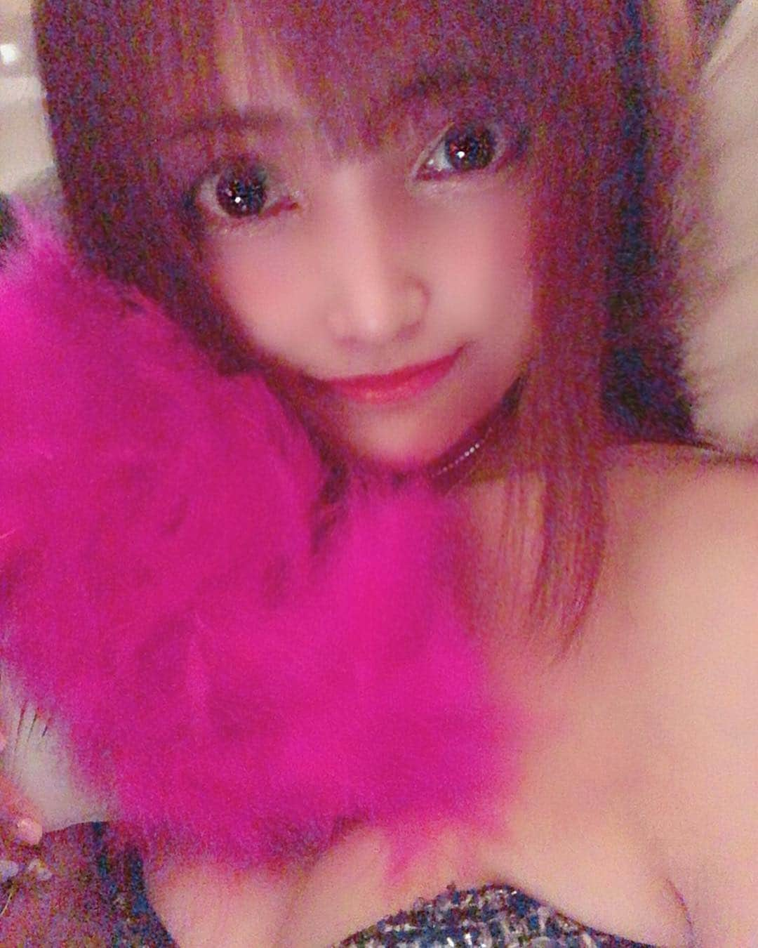 宇佐美あいりさんのインスタグラム写真 - (宇佐美あいりInstagram)「#おはよう さぎ🐰💓続きアップ♬これはセンスもらったので全員踊ってるので恥ずかしいけど家族でジュリアナ？w初めて適当に踊ってみたら妹に上手いって言われた😂w有名なDJの方がこの日のために来日されたり、バイオリン🎻演奏も素晴らしかったです🤗w#1967#6thAnniversary#松村厚久#BirthdayParty#平成最後#One#NightFever#一夜限りの熱狂#パーティー#ワンナイトフィーバー#party#6周年#おめでとうございます#家族#お祝い#ddホールディングス #熱狂宣言#japanesegirl#バイオリン#ジュリアナ#ジュリアナ東京#dj#ジョンロビンソン#来日#初めて#ダンス#苦手#扇子#followme」4月5日 7時36分 - airi.usami_official