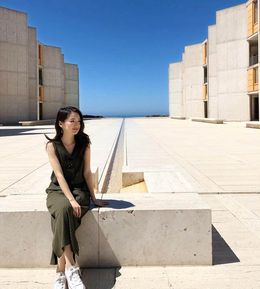 花岡維生さんのインスタグラム写真 - (花岡維生Instagram)「〝ピカソを招いても良いような研究所〟 として設計された、建築が美しいソーク研究所。 中庭には、一直線に流れる水路があり、その先には太平洋が見える幻想的な空間でした☺️✨ #salkinstitute  #ソーク研究所 #sandiego  #サンディエゴ #california  #世界一美しい研究所 #アメリカ生活」4月5日 7時37分 - yuin.a