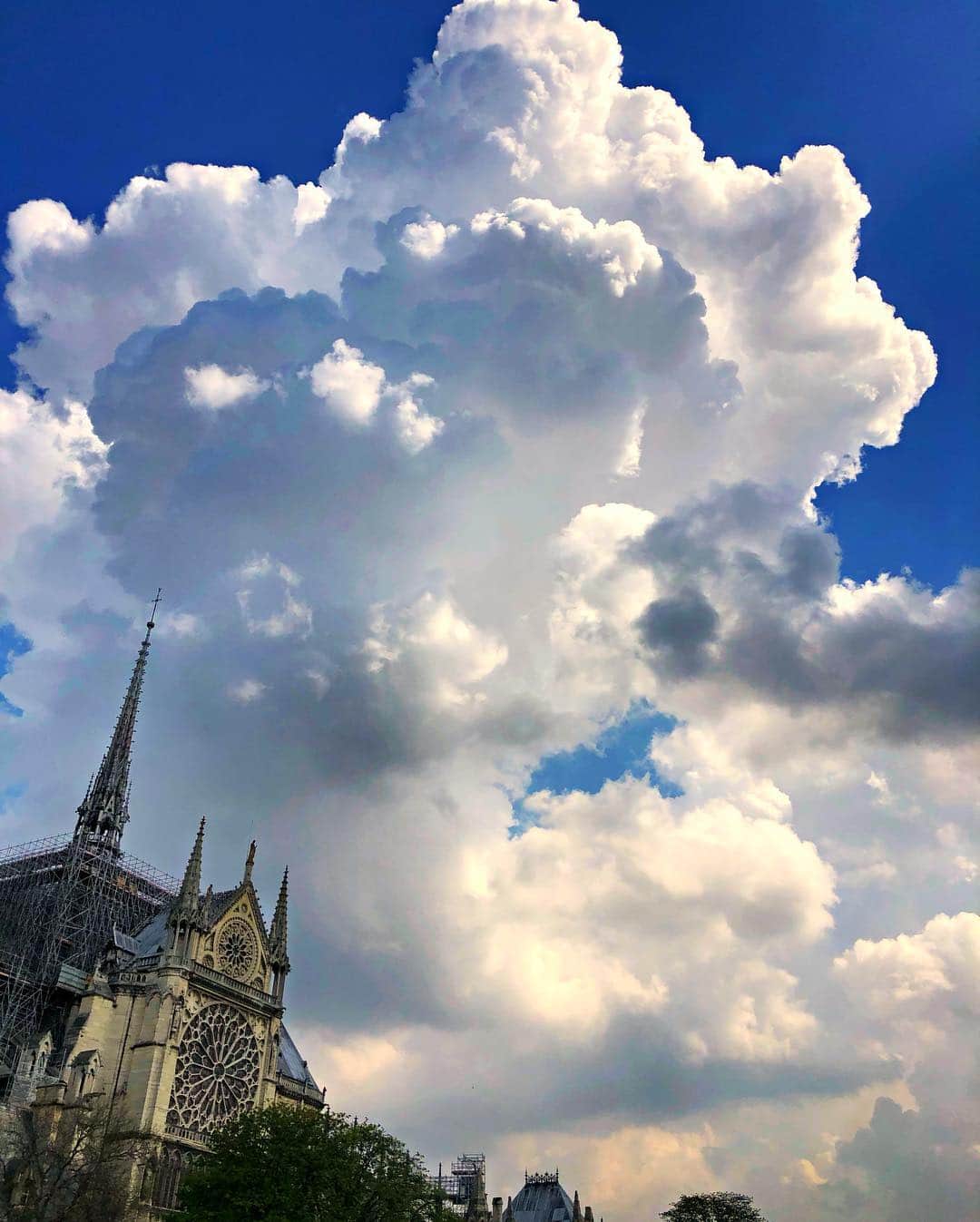 ラファエル・スバージさんのインスタグラム写真 - (ラファエル・スバージInstagram)「#clouds over #notredame  #paris」4月5日 7時39分 - raphaelsbarge