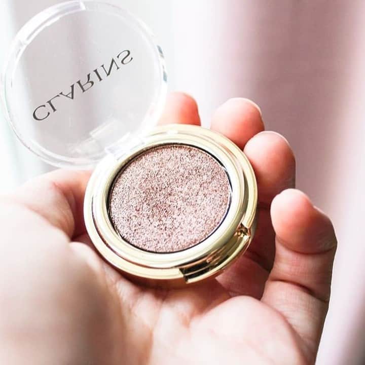 CLARINSさんのインスタグラム写真 - (CLARINSInstagram)「Feeling just 🍑 peachy 🍑 with the Ombre Sparkle eyeshadow in shade 102 Peach Girl 📷: @morganedetoi11 #ClarinsMakeup」4月5日 7時55分 - clarinsusa