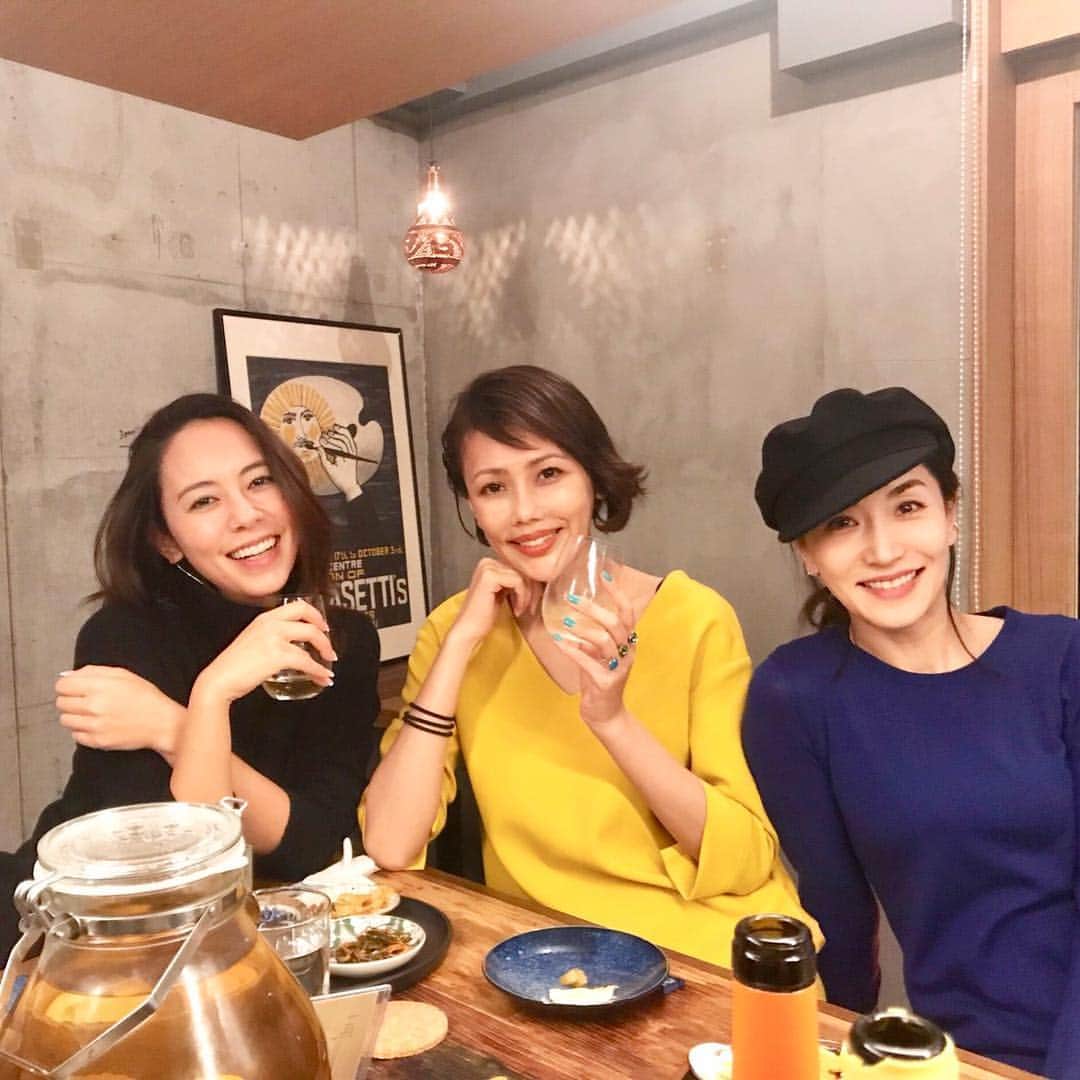 亀恭子のインスタグラム：「とある夜の集い❤︎ . . . こう写真を見ると… 色物のお洋服って、自然と気分がワクワクするな と。 最近私はモノトーン率高かったので尚更 色の効果を感じます。 . . 春だし、 もっとカラーを纏おう。 と思った日。 . . #someday #dinner #fun #love #colorful #spring #美味しいご飯 だった #さて #これから沖縄行きます」