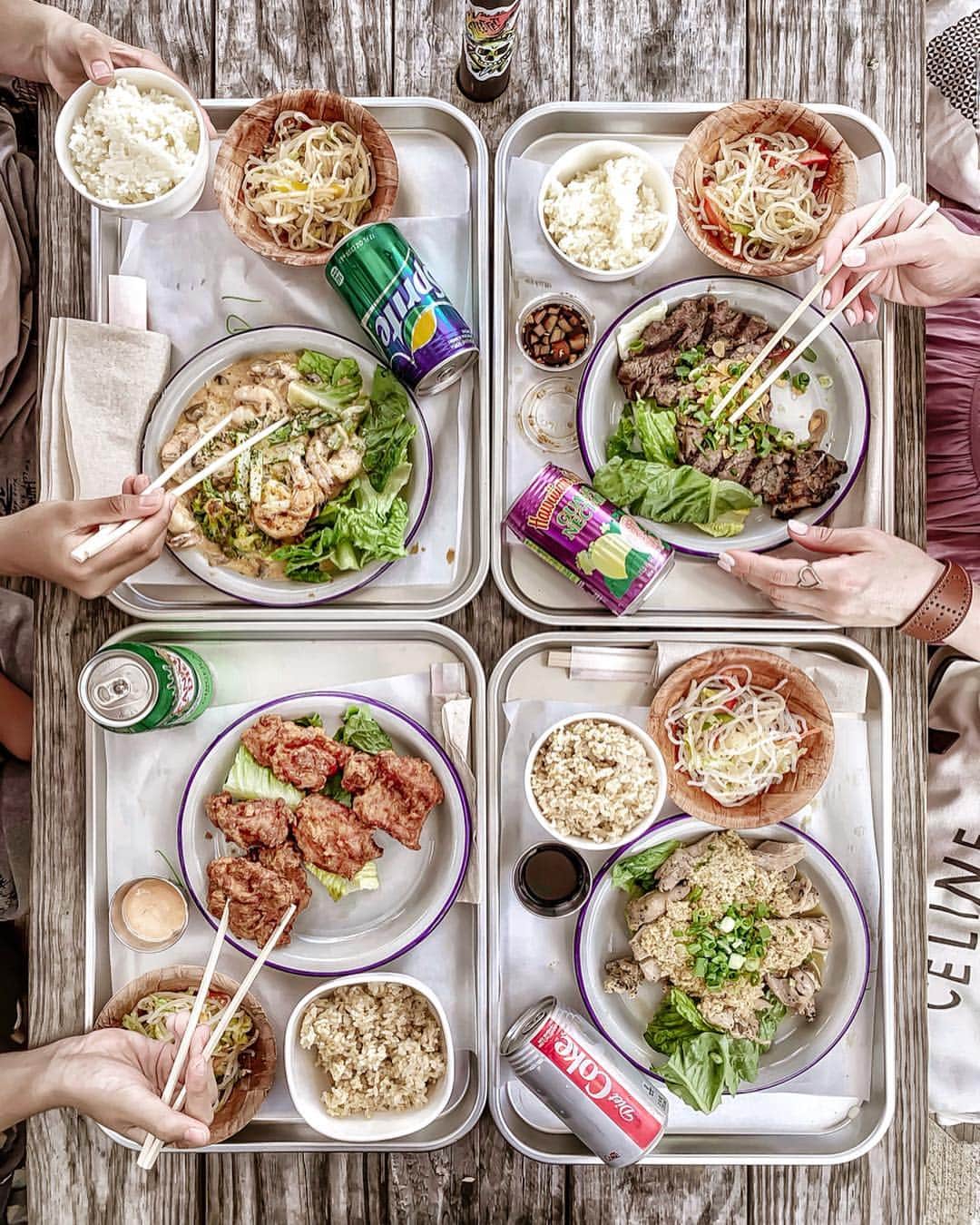のインスタグラム：「🥩 カカアコにできた @pioneersaloonhawaii  イートインは定食スタイル🥢 ☑︎クリーミーシュリンプ ☑︎リブアイステーキwithスパイシーソース ☑︎モチコチキンwithスパイシーマヨ ☑︎ジンジャーチキン  モチコチキンが大きいから そりゃ指もつる𓄹𓄹  Pioneer Saloon カカアコ店 http://www.pioneer-saloon.net/ 675 Auahi St,Honolulu, HI 96813 カカアコSALT内 (808) 600-5612 11:00open ‥‥‥‥‥‥‥‥‥‥‥‥‥‥‥‥‥‥‥‥‥‥‥‥‥‥‥‥‥‥‥‥‥‥ #gatheringslikethese#travelgram#travelpics#travelaweson#lifewelltraveled#wonderful_place#amazingdestination#livethelittlethings#handsinframe#beautifulcuisines#foodinhands#ourfoodstories#platelunch#hawaiifood#foodblogger#yukicoinhawaii#hawaiicoffee#hawaiicafe#kakaako#genic_hawaii##世界の絶品グルメ#パケットパック海外オプション#ハワイ#パイオニアサルーン#ワンプレートランチ#プレートランチ#ハワイカフェ巡り#ハワイカフェ#女子旅」