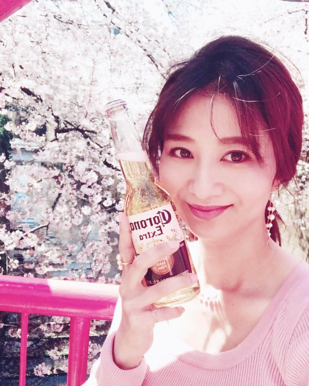 三笠 真由さんのインスタグラム写真 - (三笠 真由Instagram)「﻿ 毎年恒例‼️﻿﻿ ﻿﻿ ﻿﻿ 目黒川の桜🌸と私とビール🍻シリーズ﻿ ﻿﻿ ﻿ 今年で5回目になりました✨﻿w ﻿﻿ ﻿ 花びらがヒラヒラ散るくらいの頃に﻿﻿ ﻿﻿ もう一回行きたいな☺︎﻿﻿ ﻿﻿ ﻿﻿ ﻿﻿ ﻿﻿ ﻿﻿ #桜 #さくら ##お花見 #目黒川 #中目黒  #サクラ #セルカ #自撮り #ママ #ママライフ #mamalife #アラフォーママ #シングルマザー  #happy #japan #cherryblossom #셀카 #셀피 #셀프 #해피﻿  #셀카놀이  #셀커샷  #얼스타그램 #뷰티그램﻿ ﻿」4月5日 8時07分 - mayu_hirose_mayu_