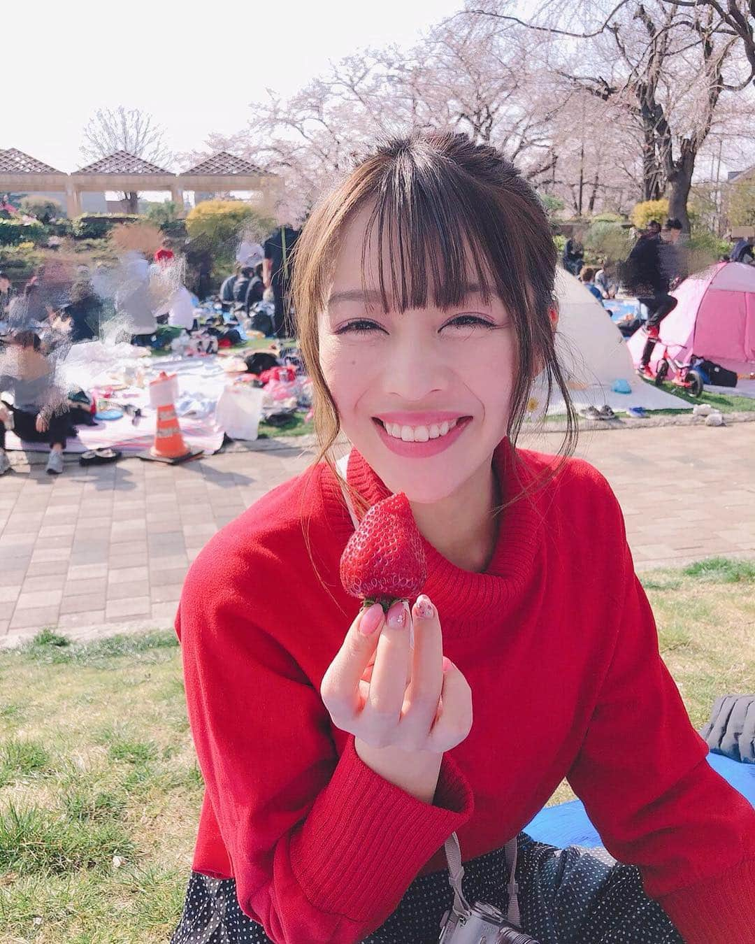 石倉侑芽さんのインスタグラム写真 - (石倉侑芽Instagram)「おはようございます💓 みんなでお花見の日の１枚🤤 . いちご🍓がトップスと同じ色で あやぴが撮ってくれた😋💖 . 今日は暖かいって聞いたから めっちゃ春な服装でお出かけ👗⭐︎ 今日も頑張るぞーっ◡̈♥︎ . #ゆめちん#いちご#赤コーデ#お花見#デート感」4月5日 8時12分 - yume8115