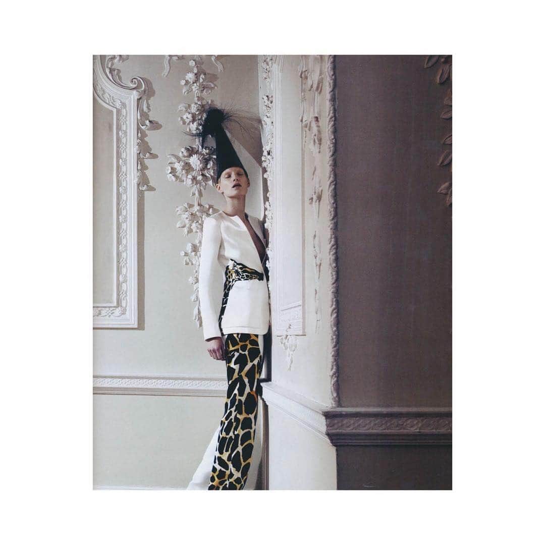 のインスタグラム：「#Tb to 🦒🖤🦒 Hi-Hat Giraffe Print Style • at home with @anothermagazine Issue 20 Spring/Summer 2011 🦒🖤🦒 • • • Photography @willyvanderperre  Styling @jane_how @streetersagency  Make-up @sallybranka Hair @yannickdis Fashion @louisvuitton / @prada  Set @emmaroachstudio  Hat @piersatkinson thanks for spotting and posting @goneandnotforgotten • • • #giraffeprint #prada #louisvuitton #sallybranka #surrealist #irisstrubegger #editorialshoot #patternation #couturemillinery #fashionarchive #millinery #photography #illusionary #piersatkinson #AnotherMagazine #magazinearchive #louisvuittonstyle #blacksvisuallondon #goneandnotforgotten #magazineaddict #vintagemagazine #patternclash #yannickdis #fashionhair #anothermagazine #miucciaprada #miucciapradaarchive #fashionaddict #giraffepattern」