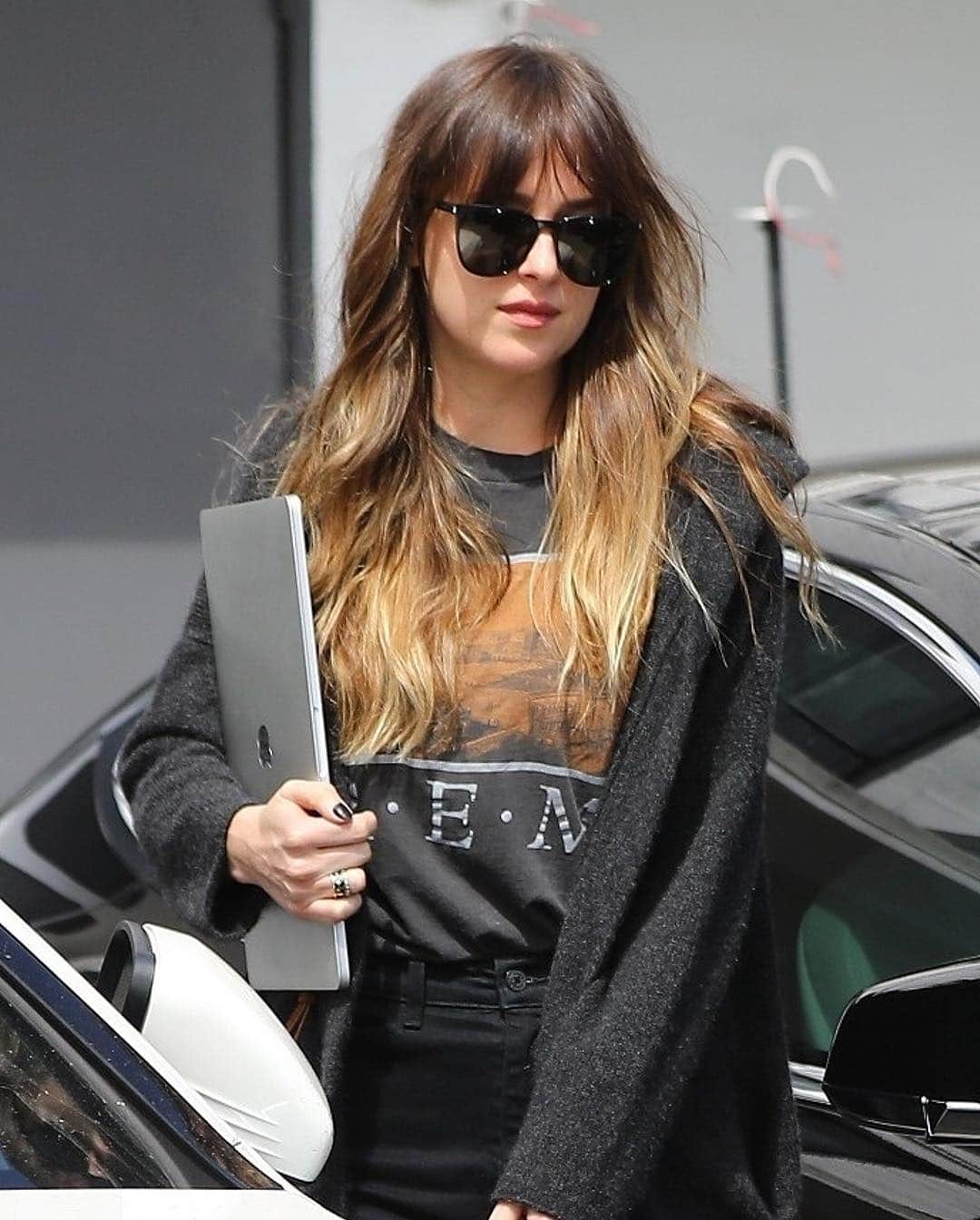 Just Jaredさんのインスタグラム写真 - (Just JaredInstagram)「@dakotajohnson carries her laptop while leaving a salon after a hair appointment on Thursday afternoon. #DakotaJohnson Photo: Backgrid」4月5日 8時15分 - justjared