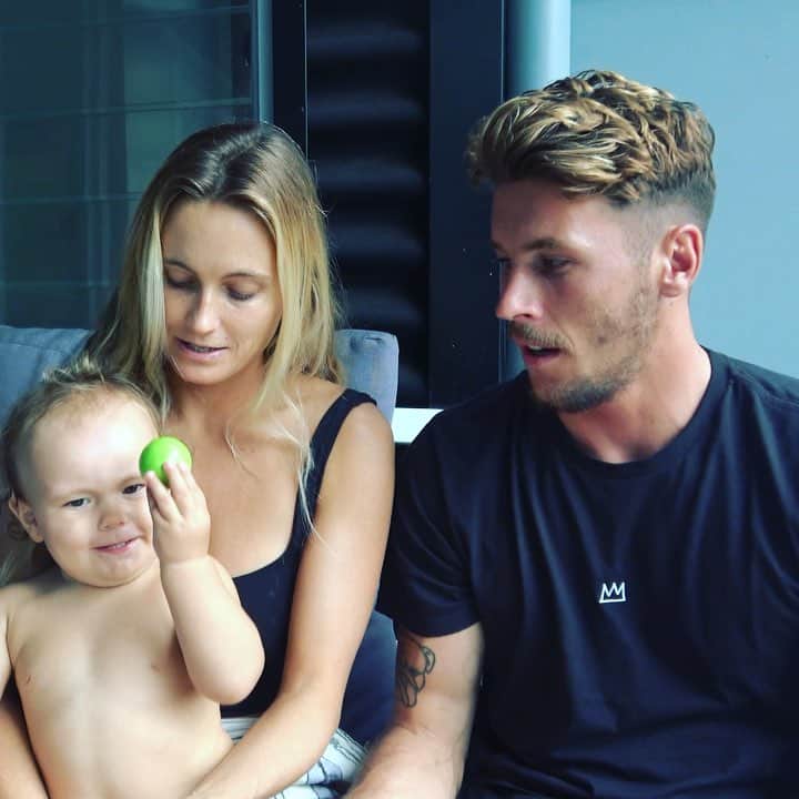 アラナ・ブランチャードのインスタグラム：「GIVEAWAY!!! We are doing a surfboard give away!! All you have to do is subscribe to our YouTube channel (link in bio) and comment on our latest episode why you love Happy Waves. We will be picking one girl and one boy in in 6 days. We also will be calling you as a family to let you know you won!! Good luck!」