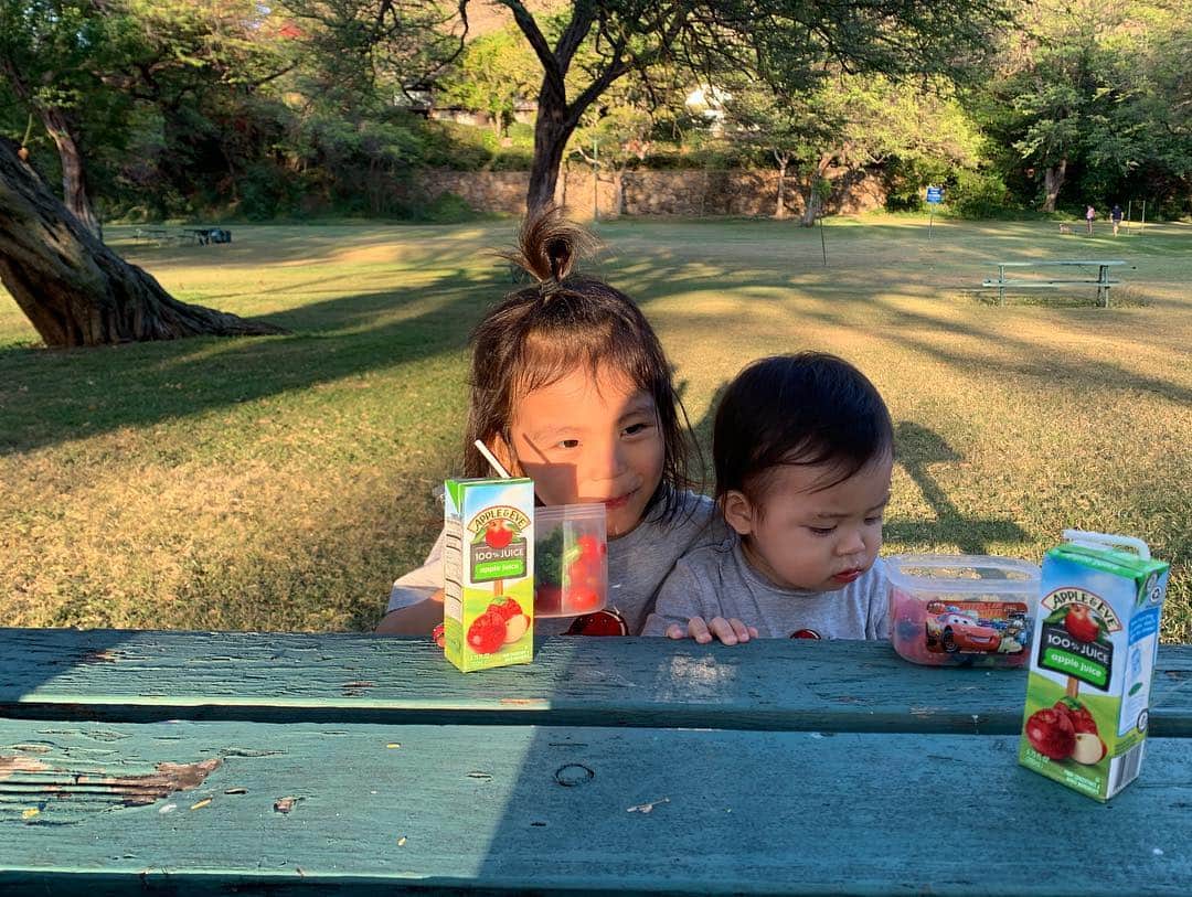 春名亜美さんのインスタグラム写真 - (春名亜美Instagram)「公園で遊んだ後にみんなで食べたお弁当🍙 美味しかった〜☺️ Hawaiiはゴミ箱が至る所にあるから、ゴミがたまらなくて助かる！ ・ ・ ・ #kapiolanipark #カピオラニ公園  #Hawaii #ハワイ #4歳11ヶ月 #1歳8ヶ月 #兄弟 #brother #男の子ママ #ハワイ生活 #hawaiilife #ハワイ暮らし」4月5日 8時25分 - amiharunaami