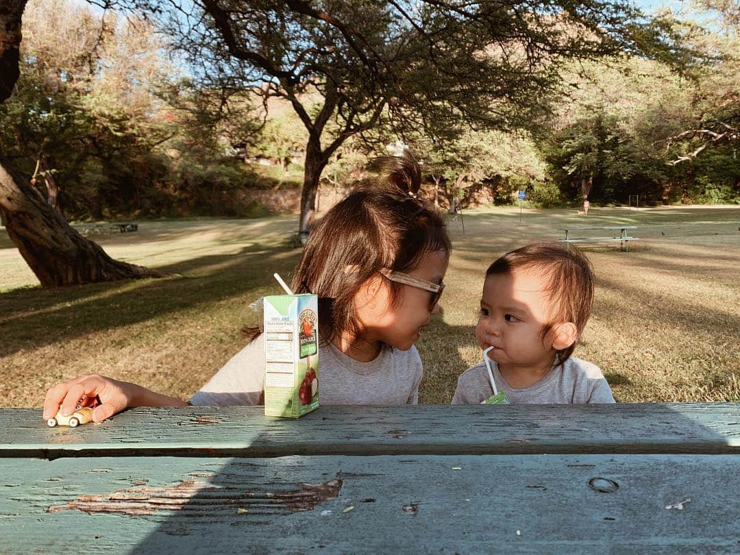 のインスタグラム：「公園で遊んだ後にみんなで食べたお弁当🍙 美味しかった〜☺️ Hawaiiはゴミ箱が至る所にあるから、ゴミがたまらなくて助かる！ ・ ・ ・ #kapiolanipark #カピオラニ公園  #Hawaii #ハワイ #4歳11ヶ月 #1歳8ヶ月 #兄弟 #brother #男の子ママ #ハワイ生活 #hawaiilife #ハワイ暮らし」