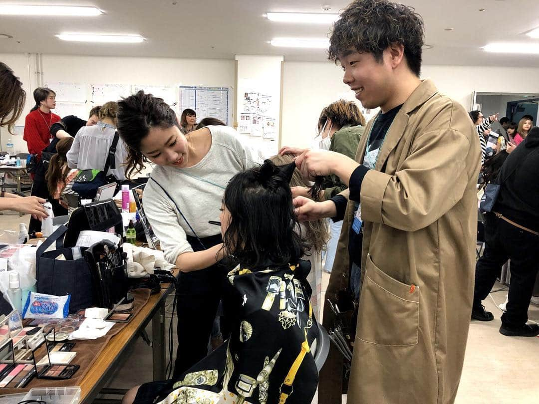 ヘアメイク&ネイル専門店 アトリエはるかさんのインスタグラム写真 - (ヘアメイク&ネイル専門店 アトリエはるかInstagram)「. #超十代2019 バックステージオフショット📸 . アトリエはるかスタッフが、 頑張ってヘアメイクしている様子をご紹介❗️ . みんなとっても大変そうだったけど、それ以上にとっても楽しそうでした😍💕 . 👇👇👇 .  超十代2019 出演者サイン入りグッズを抽選でプレゼント🎀✨ . 今回のイベントにたくさんのモデルさんが出演していましたが、 その中の10名にサインを頂きました❗️ ご協力頂いた皆様ありがとうございます💕 . サインしてくれた10名とは… . #ねお さん！ #山之内すず さん！ #越智ゆらの さん！ #福田愛依 さん！ #伊藤桃々 さん！ #加藤ナナ さん！ #出口夏希 さん！ #中野恵那 さん！ #山田麗華 さん！ #鶴嶋乃愛 さん！ . . すごーい❗️超豪華メンバー過ぎる😂‼️ . そして、プレゼントの中身🎁は… @naturaglace_official  @dazzshop_official  @etvos.jp  @shuuemura  @jemilefran_made_by_milbon @milbon_gm  @ukacojp  @napla_official  と、こちらも超豪華ー🎉‼️ . 参加方法はとっても簡単なので、ぜひたくさんのご応募おまちしております‼️ . 参加方法👇 インスタorツイッターで応募❗️ . ⭕️インスタ @atelierharuka_official をフォロー ＋29日の投稿（サイン入りプレゼントが10個並んでる投稿だよ！）にコメントをしてね！ コメントには誰のサインが欲しいかを必ず書いてね！ . ⭕️ツイッター 29日の投稿（サイン入りプレゼントが10個並んでる投稿だよ！）をリツイート！ リツイートする時に、誰のサインが欲しいかを必ず書いてね！ . ★参加期日★ 4月8日（月）までに応募してね‼️ . . #アトリエはるか #超十代  #デジタル超十代 #超十代サイン入りプレゼント2019 #popteen #seventeen」4月5日 8時25分 - atelierharuka_official