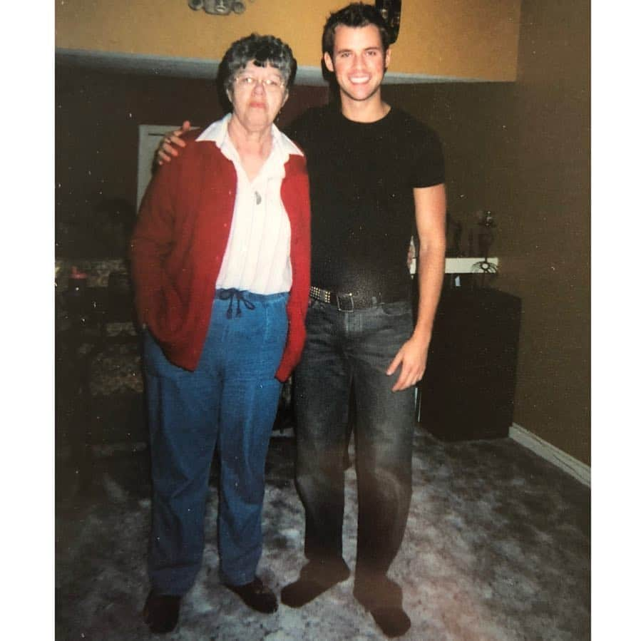 ブラッド・ゴレスキーさんのインスタグラム写真 - (ブラッド・ゴレスキーInstagram)「When I found out I was going to get to meet @tylerhenrymedium I was hoping that he would be able to connect with the Grandma Ruby.  She was such a driving force in my life and her passing was really devastating to me and my family. For the reading they asked me to bring some things with me that are connected to the people we want to hear from so I brought the photo in the next slide.  It’s the only photo I have of me and my grandma and I cherish it. Tune into @hollywoodmedium tonight 8/7 c on E! to catch my reading! #HollywoodMedium」4月5日 8時30分 - bradgoreski