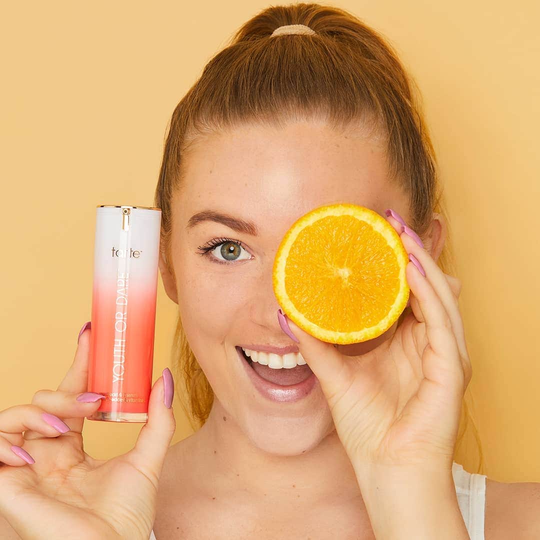 Tarte Cosmeticsさんのインスタグラム写真 - (Tarte CosmeticsInstagram)「Celebrating #NationalVitaminCDay with our new fave, youth or dare™ multi-acid & C serum! 🍊 This MUST-HAVE is loaded with a double shot of vitamin C plus glycolic acid, hyaluronic acid & 🍎 extract to brighten, exfoliate & hydrate skin! ‼️THIS POTENT FORMULA ADDRESSES‼️: ✨fine lines ✨texture ✨dullness NOW on tarte.com & @sephora! (product is not available in the EU) #crueltyfree #doubledosedareyou #tarteskin #veganskincare」4月5日 8時32分 - tartecosmetics