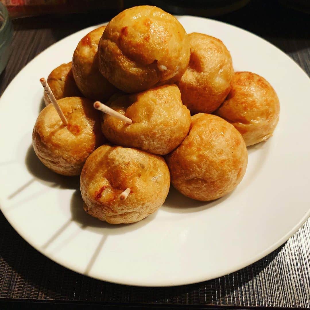 松尾貴史さんのインスタグラム写真 - (松尾貴史Instagram)「先日、大阪で「ぷいぷい」から解放された山本浩之さん、放送作家の浦田拓さんと、彼らの馴染みのバーに行った時の写真です。そしてテレビでも激アツの料理として紹介された口内火傷必至のたこ焼き。  #たこ焼き #山本浩之 #浦田拓 #松尾貴史 #大阪 #東通り」4月5日 8時45分 - kitsch.matsuo