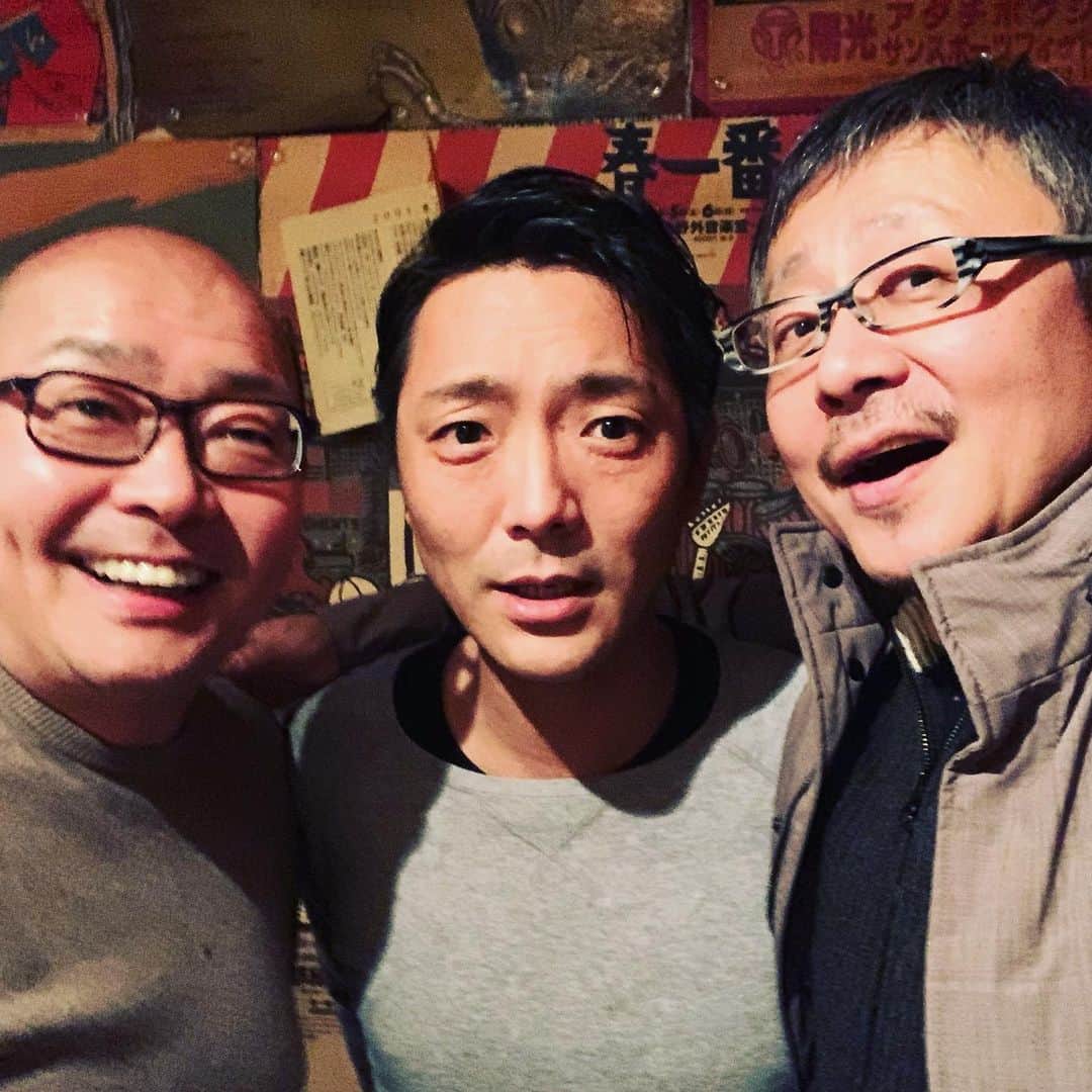 松尾貴史さんのインスタグラム写真 - (松尾貴史Instagram)「先日、大阪で「ぷいぷい」から解放された山本浩之さん、放送作家の浦田拓さんと、彼らの馴染みのバーに行った時の写真です。そしてテレビでも激アツの料理として紹介された口内火傷必至のたこ焼き。  #たこ焼き #山本浩之 #浦田拓 #松尾貴史 #大阪 #東通り」4月5日 8時45分 - kitsch.matsuo