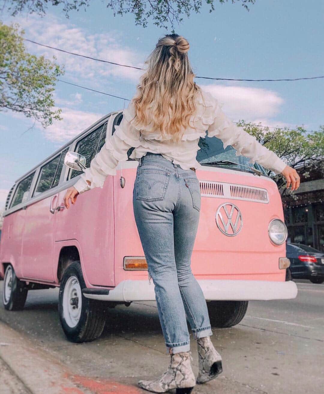 チェイサーのインスタグラム：「dream to own a pink VW bug and live by the beach💞🏝@carly_mc #chaserbrand」