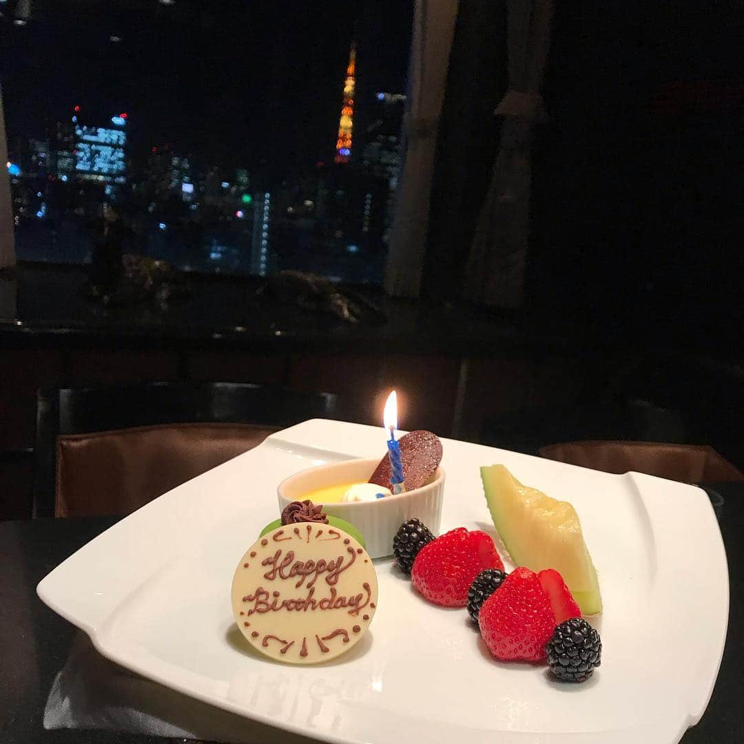 jun fitnessさんのインスタグラム写真 - (jun fitnessInstagram)「・ 【4/4 32歳になりました🎂】 最近とても嬉しいチャンスがあり、 新たな企画に取り組んでます😊 近々発表するので、お楽しみに〜💓 ・ 今年は色んな事に挑戦し、充実の一年にします❤️ ・ ・ ・ #diet#fitness#motivation#workout#exercise#disneyland  #ダイエット#ボディメイク#ボディメイキング#筋トレ女子#腹筋#くびれ#筋トレ#パーソナルトレーナー#フィットネス女子#モニター募集#目標#モチベーション」4月5日 8時47分 - jjfitness44