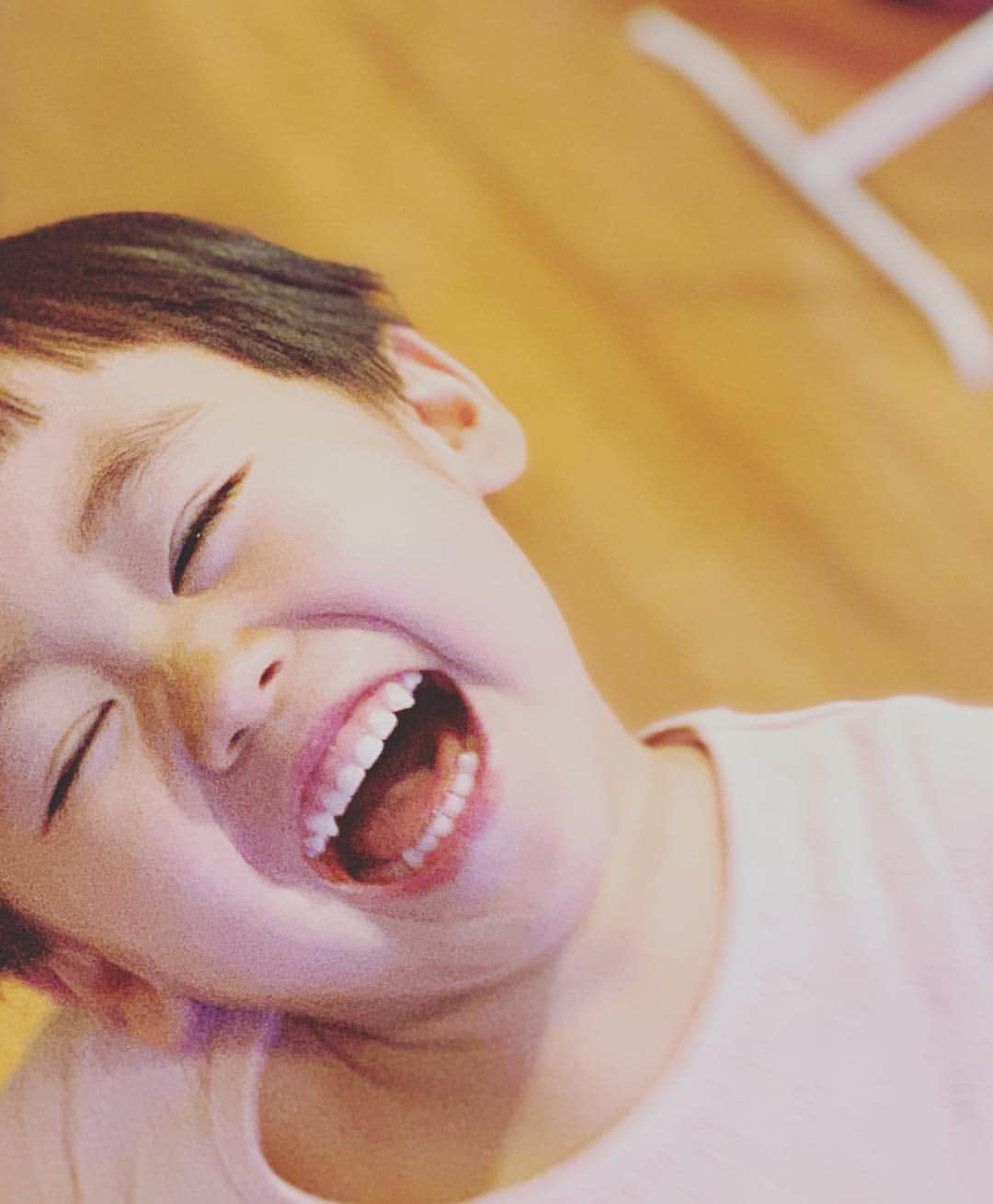 あびる優さんのインスタグラム写真 - (あびる優Instagram)「よつ葉😘🍀3歳11ヶ月😊 4歳まで残り1ヶ月かぁ。。早いなぁ🥺 表情豊かな娘の爆発的な笑顔が大好き😂💕 自分より年下の子供や動物や植物やぬいぐるみ達へのお世話好きで乙女チックなところも、活発で機敏でボーイッシュなところも、喜怒哀楽がはっきりしてるところも、怒ると「よっちゃんもうママとねんねしてあげないからね😡」って、言い返してくる事も😑💦私にとっては全てが愛おしい😍👏 身長ものびて（多分93センチくらい🤔）体重はもうすぐ14キロ😋 ツボるとマンガみたいに床に倒れ込んでまで爆笑する幸せな娘。笑 これからも成長が楽しみです☺️❣️#family#daughter#clover#love#cute#smile#bigsmile#happy#funny#iloveyou#thankyou#家族#娘#愛娘#四葉のクローバー#愛しい#かわいい#癒し#大切#大好き#笑顔#爆笑#3歳11ヶ月#成長#愛してる#大好き」4月5日 8時48分 - yuabiru74