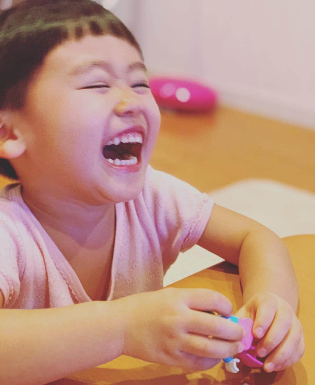 あびる優さんのインスタグラム写真 - (あびる優Instagram)「よつ葉😘🍀3歳11ヶ月😊 4歳まで残り1ヶ月かぁ。。早いなぁ🥺 表情豊かな娘の爆発的な笑顔が大好き😂💕 自分より年下の子供や動物や植物やぬいぐるみ達へのお世話好きで乙女チックなところも、活発で機敏でボーイッシュなところも、喜怒哀楽がはっきりしてるところも、怒ると「よっちゃんもうママとねんねしてあげないからね😡」って、言い返してくる事も😑💦私にとっては全てが愛おしい😍👏 身長ものびて（多分93センチくらい🤔）体重はもうすぐ14キロ😋 ツボるとマンガみたいに床に倒れ込んでまで爆笑する幸せな娘。笑 これからも成長が楽しみです☺️❣️#family#daughter#clover#love#cute#smile#bigsmile#happy#funny#iloveyou#thankyou#家族#娘#愛娘#四葉のクローバー#愛しい#かわいい#癒し#大切#大好き#笑顔#爆笑#3歳11ヶ月#成長#愛してる#大好き」4月5日 8時48分 - yuabiru74