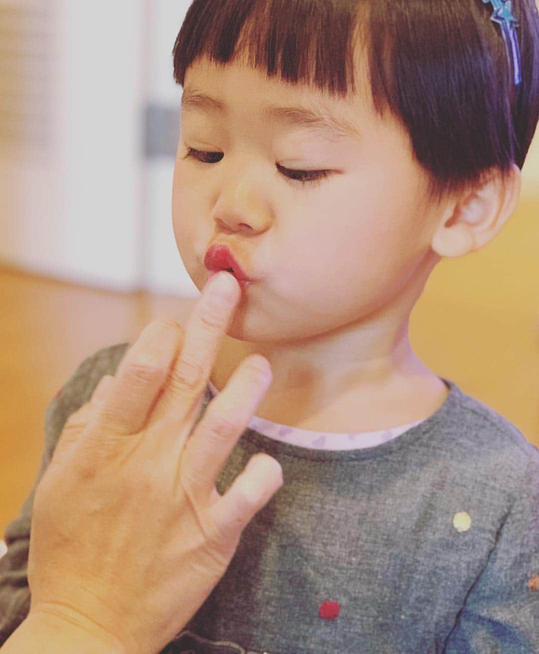 あびる優さんのインスタグラム写真 - (あびる優Instagram)「よつ葉😘🍀3歳11ヶ月😊 4歳まで残り1ヶ月かぁ。。早いなぁ🥺 表情豊かな娘の爆発的な笑顔が大好き😂💕 自分より年下の子供や動物や植物やぬいぐるみ達へのお世話好きで乙女チックなところも、活発で機敏でボーイッシュなところも、喜怒哀楽がはっきりしてるところも、怒ると「よっちゃんもうママとねんねしてあげないからね😡」って、言い返してくる事も😑💦私にとっては全てが愛おしい😍👏 身長ものびて（多分93センチくらい🤔）体重はもうすぐ14キロ😋 ツボるとマンガみたいに床に倒れ込んでまで爆笑する幸せな娘。笑 これからも成長が楽しみです☺️❣️#family#daughter#clover#love#cute#smile#bigsmile#happy#funny#iloveyou#thankyou#家族#娘#愛娘#四葉のクローバー#愛しい#かわいい#癒し#大切#大好き#笑顔#爆笑#3歳11ヶ月#成長#愛してる#大好き」4月5日 8時48分 - yuabiru74